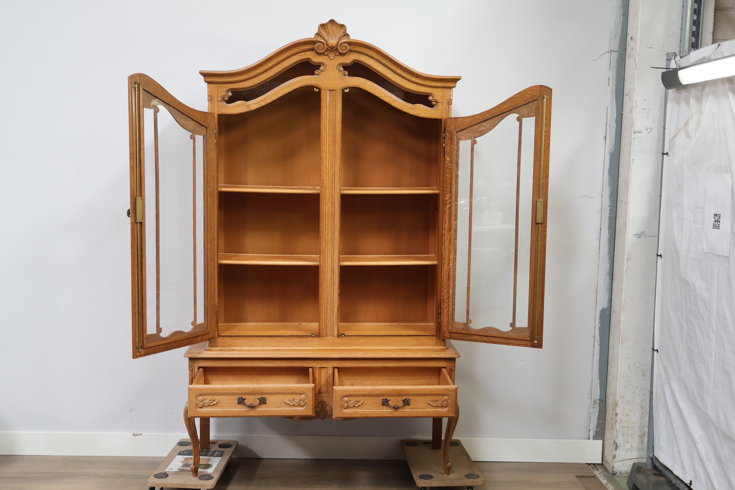 Vintage Queen Ann-Stijl vitrinekast' – foto 11 – kavel bij GSD Auctions, Zoeterwoude