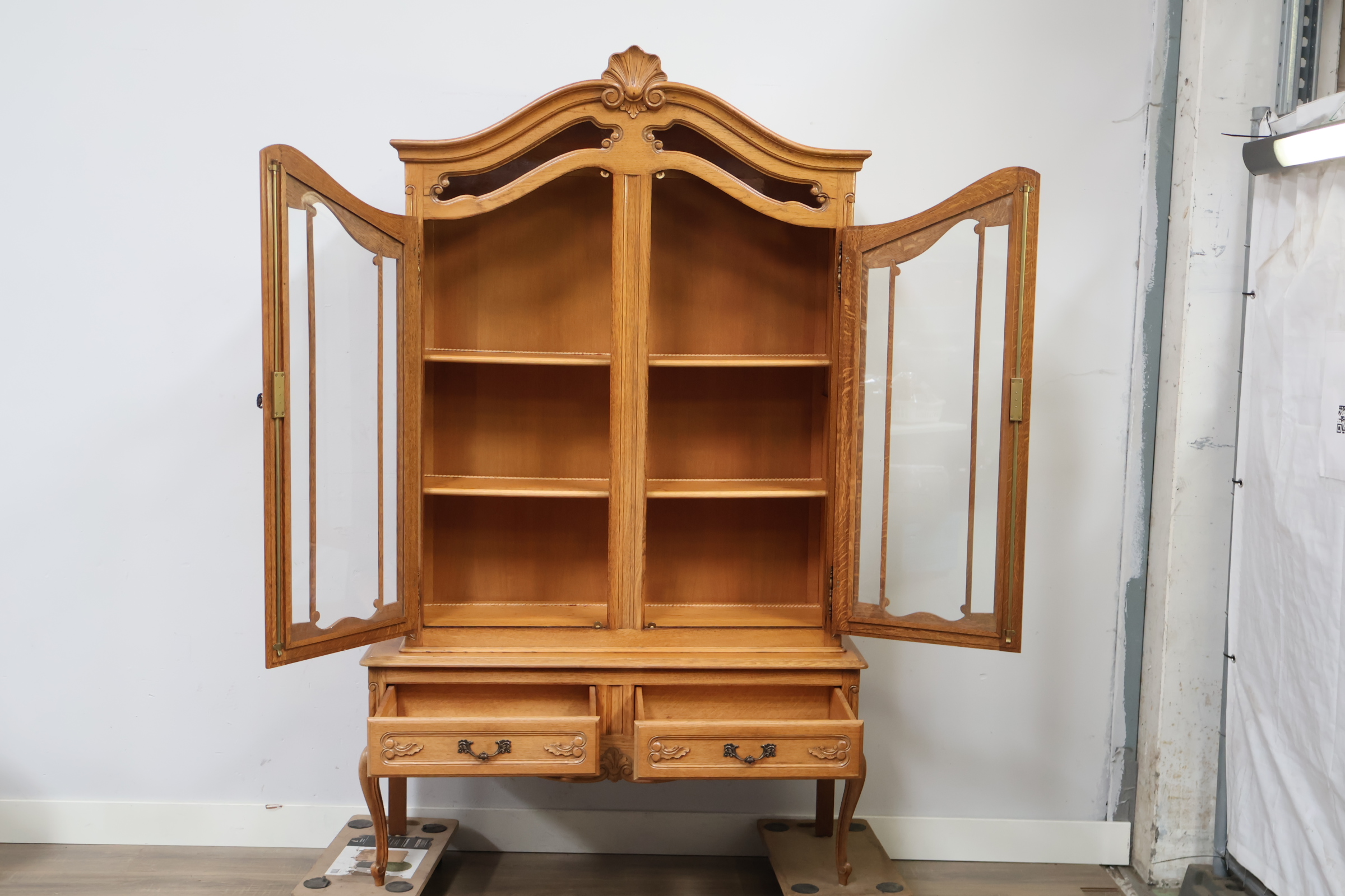 Vintage Queen Ann-Stijl vitrinekast' – foto 12 – kavel bij GSD Auctions, Zoeterwoude