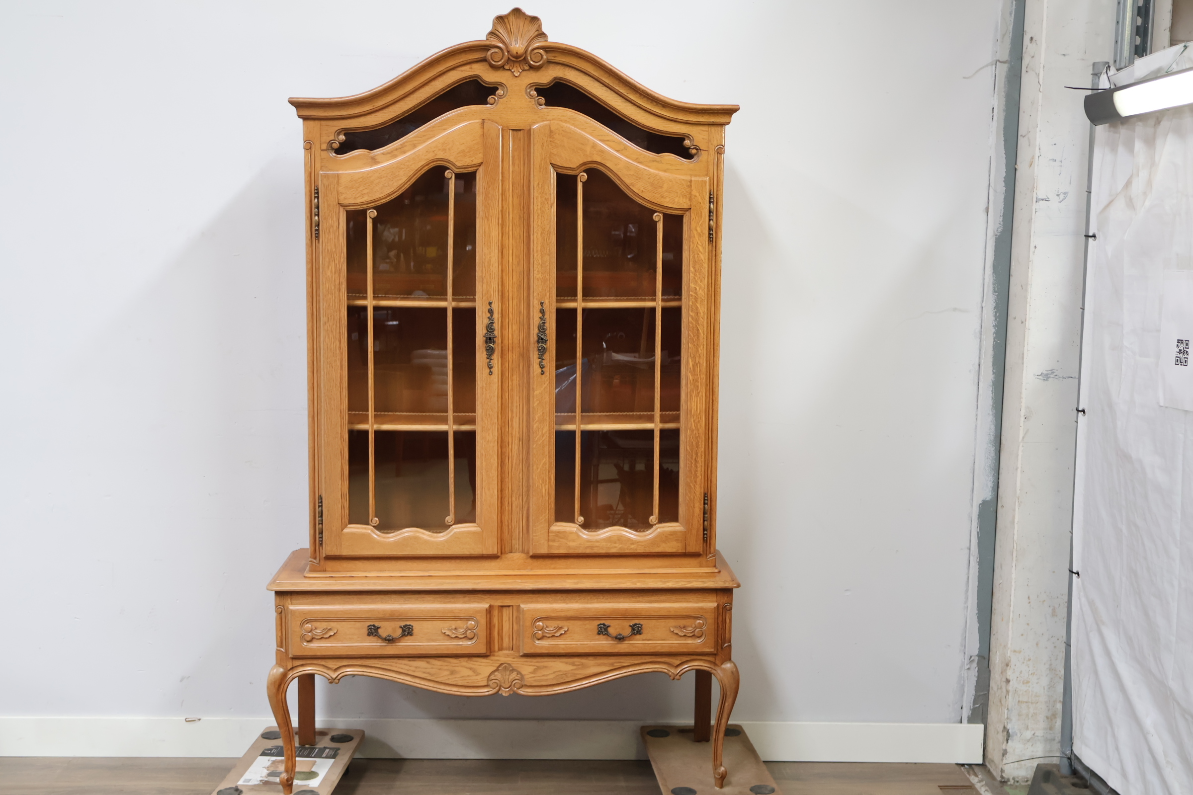 Vintage Queen Ann-Stijl vitrinekast' – foto 13 – kavel bij GSD Auctions, Zoeterwoude