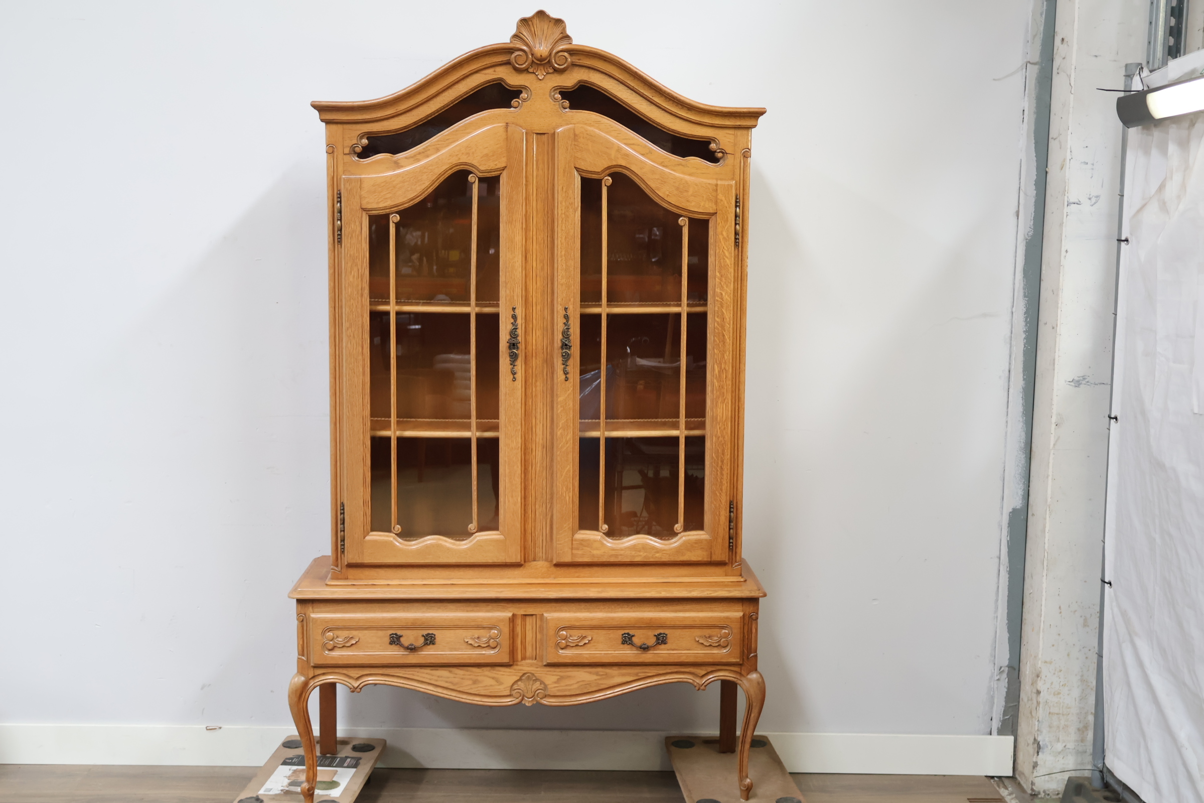 Vintage Queen Ann-Stijl vitrinekast' – foto 14 – kavel bij GSD Auctions, Zoeterwoude