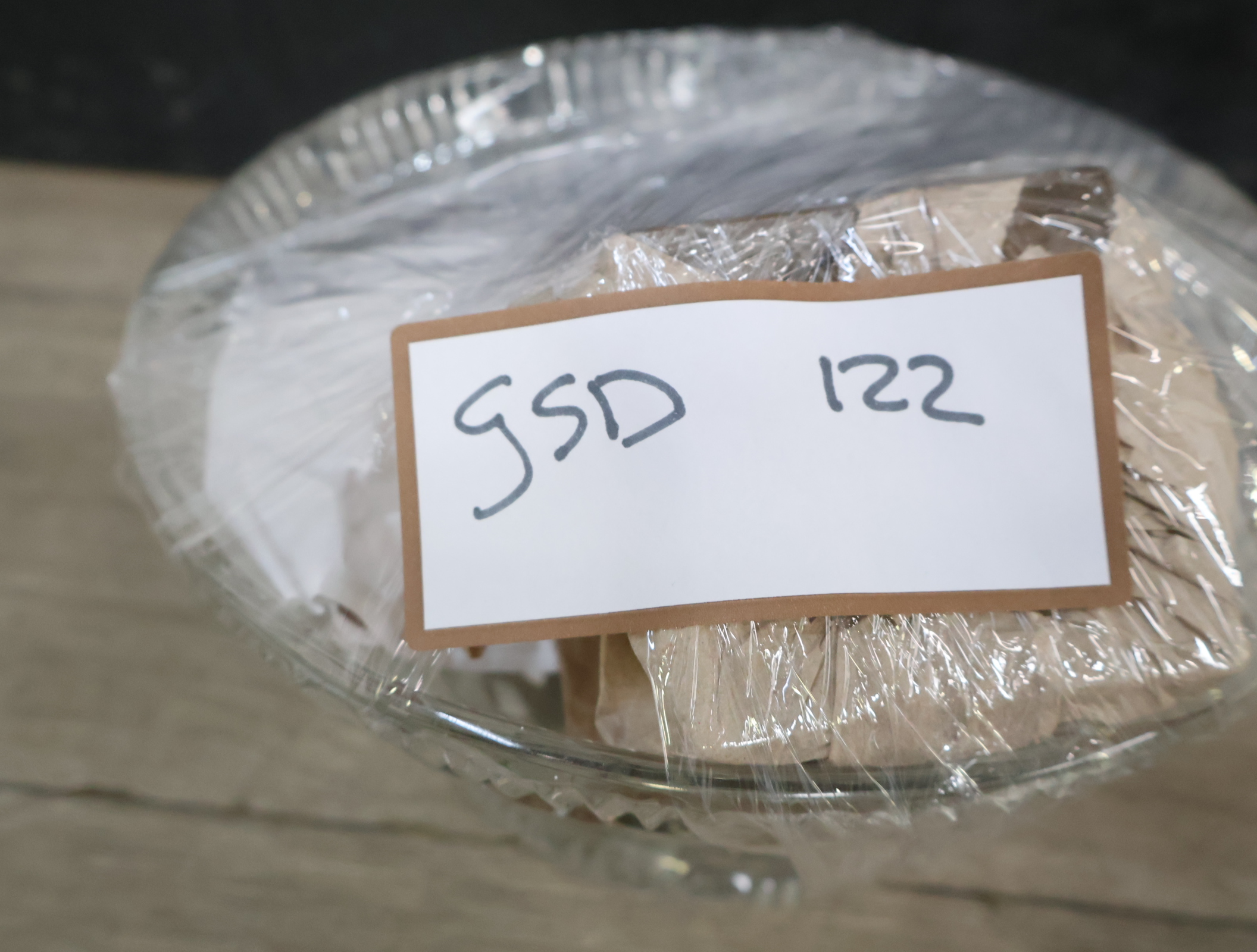 Glazen schaal en twee glazen kandelaren' – foto 22 – kavel bij GSD Auctions, Zoeterwoude