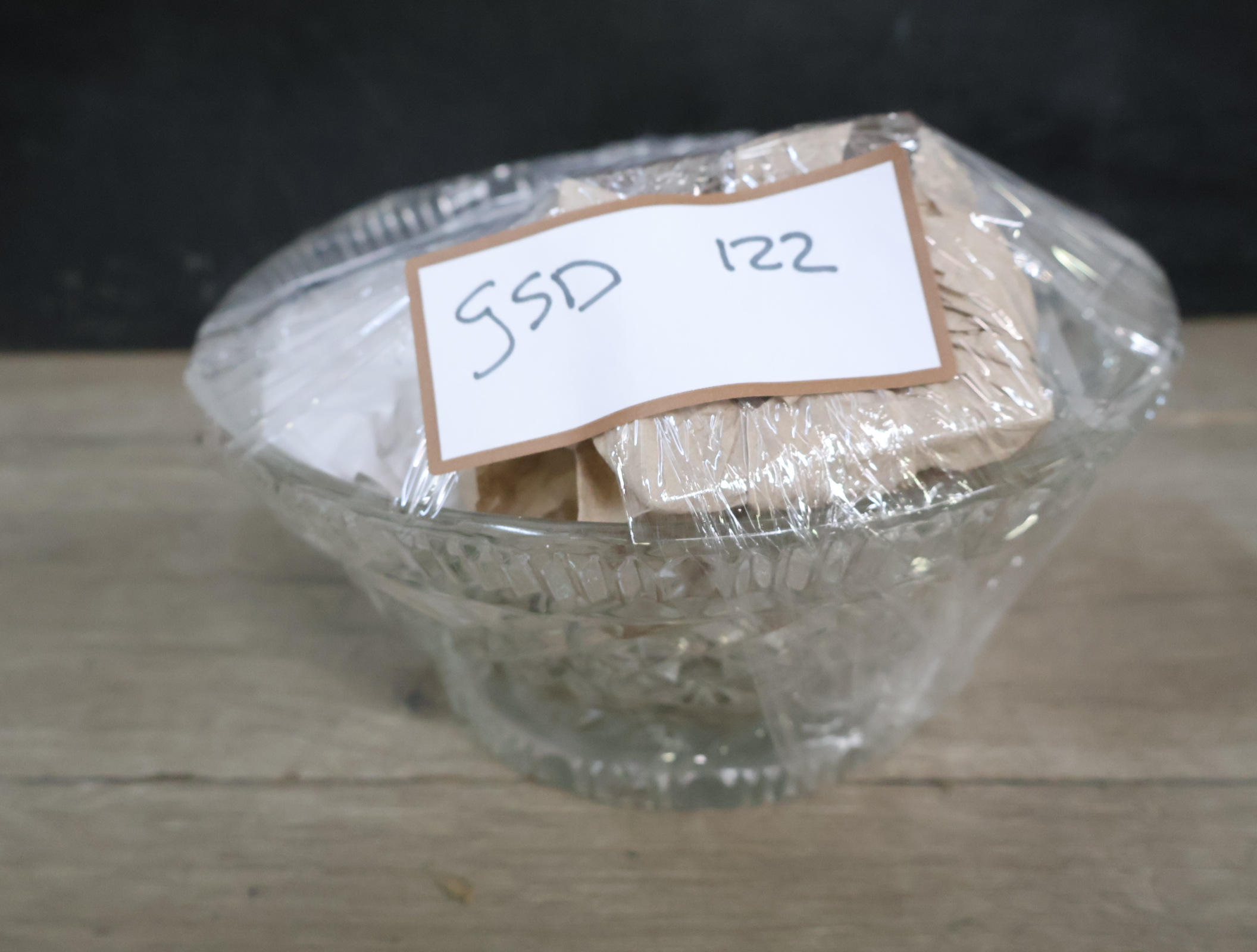 Glazen schaal en twee glazen kandelaren' – foto 23 – kavel bij GSD Auctions, Zoeterwoude