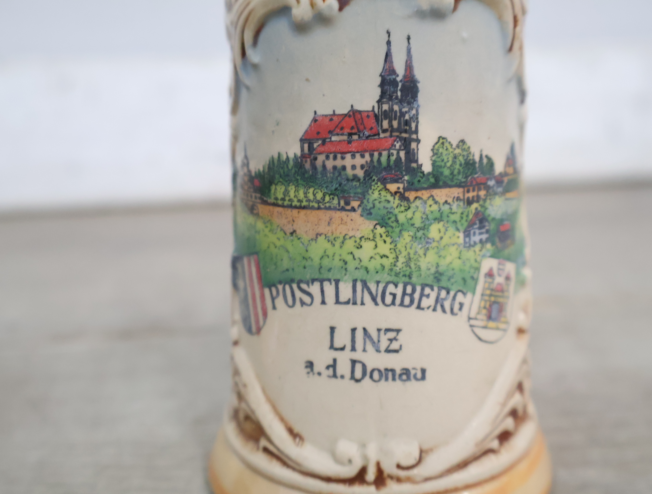 Set van drie decoratieve keramische bierpullen' – foto 11 – kavel bij GSD Auctions, Zoeterwoude