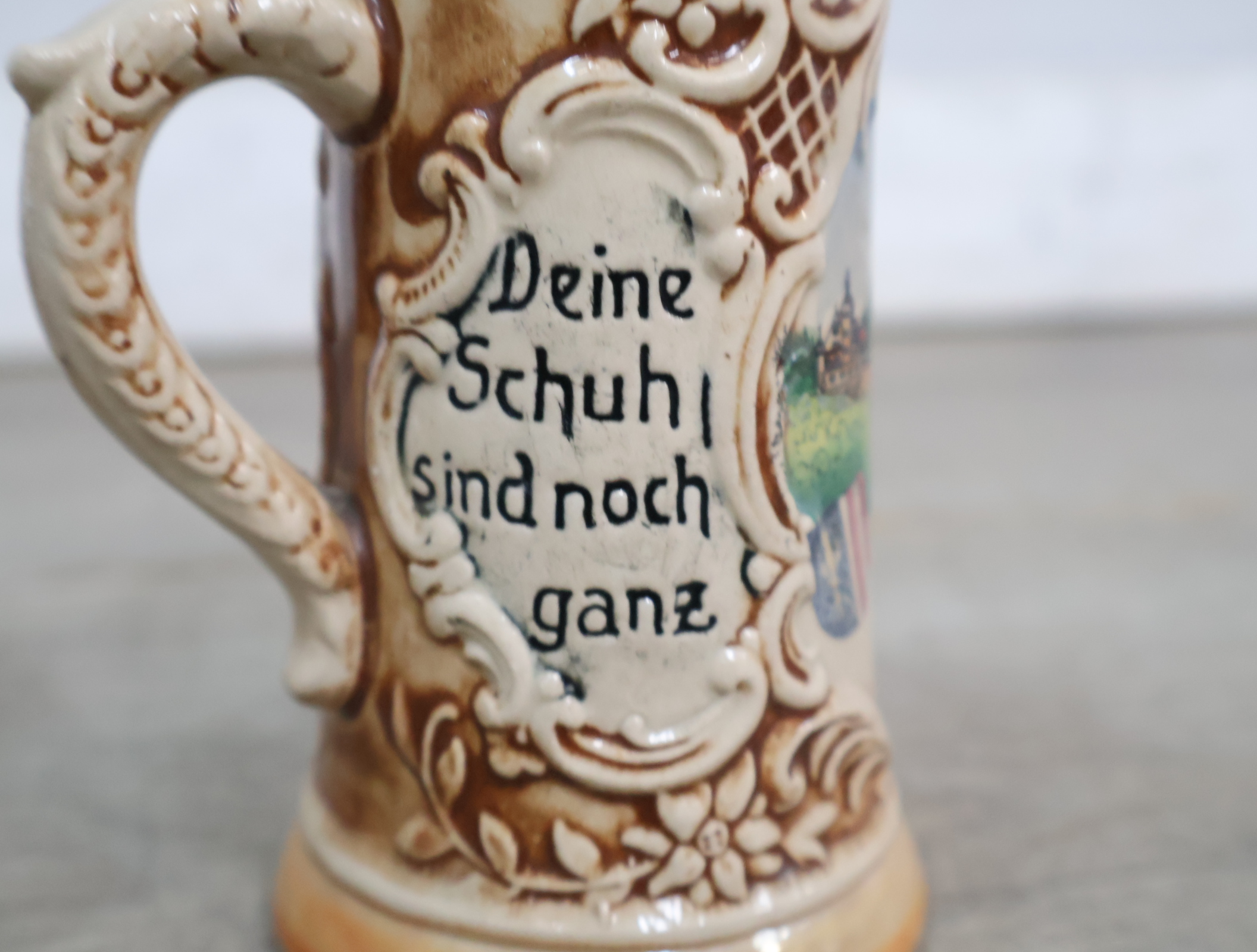 Set van drie decoratieve keramische bierpullen' – foto 12 – kavel bij GSD Auctions, Zoeterwoude