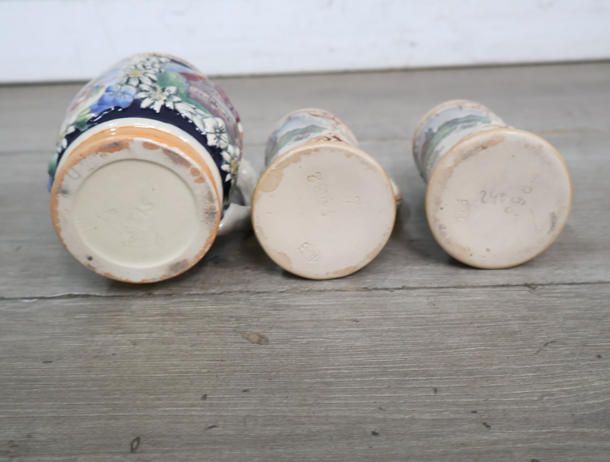 Set van drie decoratieve keramische bierpullen' – foto 13 – kavel bij GSD Auctions, Zoeterwoude