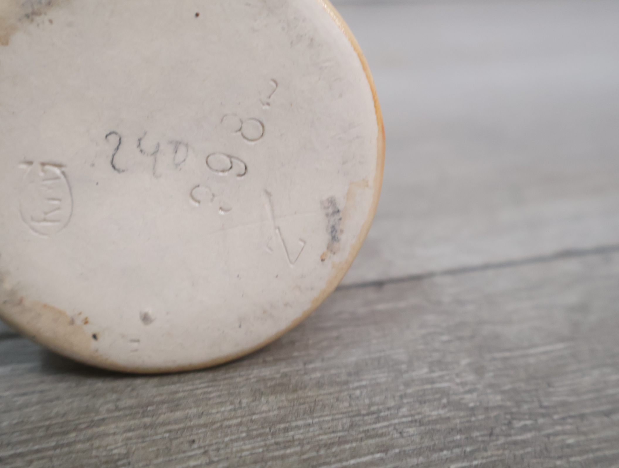 Set van drie decoratieve keramische bierpullen' – foto 14 – kavel bij GSD Auctions, Zoeterwoude
