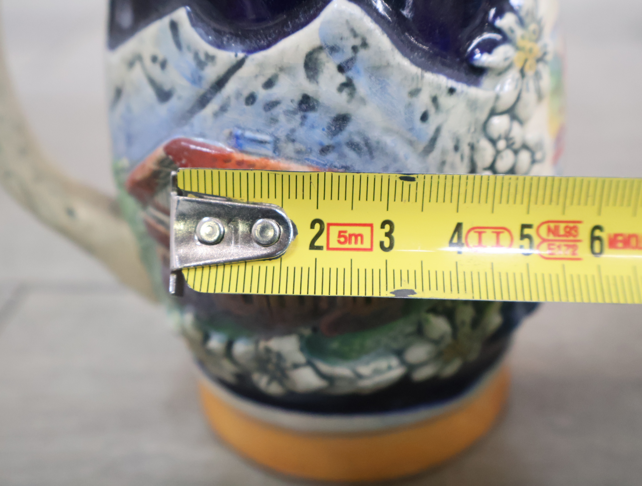 Set van drie decoratieve keramische bierpullen' – foto 16 – kavel bij GSD Auctions, Zoeterwoude