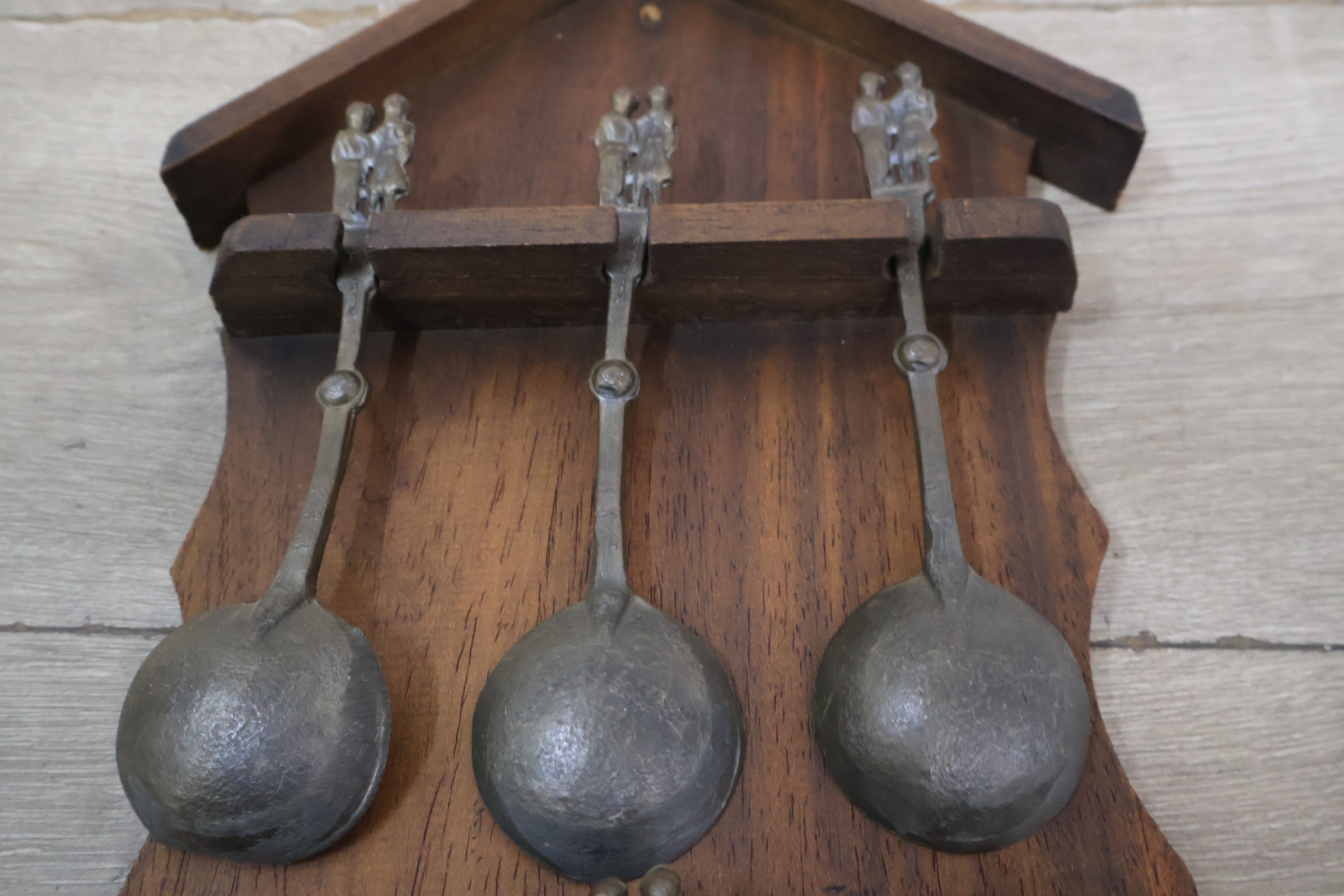 Antieke wandhouder met 6 tinnen lepels' – foto 11 – kavel bij GSD Auctions, Zoeterwoude