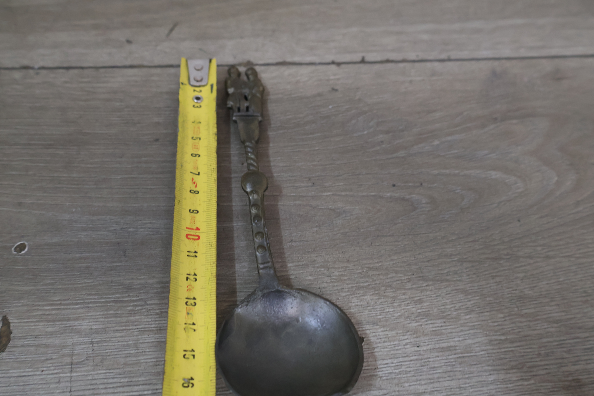 Antieke wandhouder met 6 tinnen lepels' – foto 13 – kavel bij GSD Auctions, Zoeterwoude