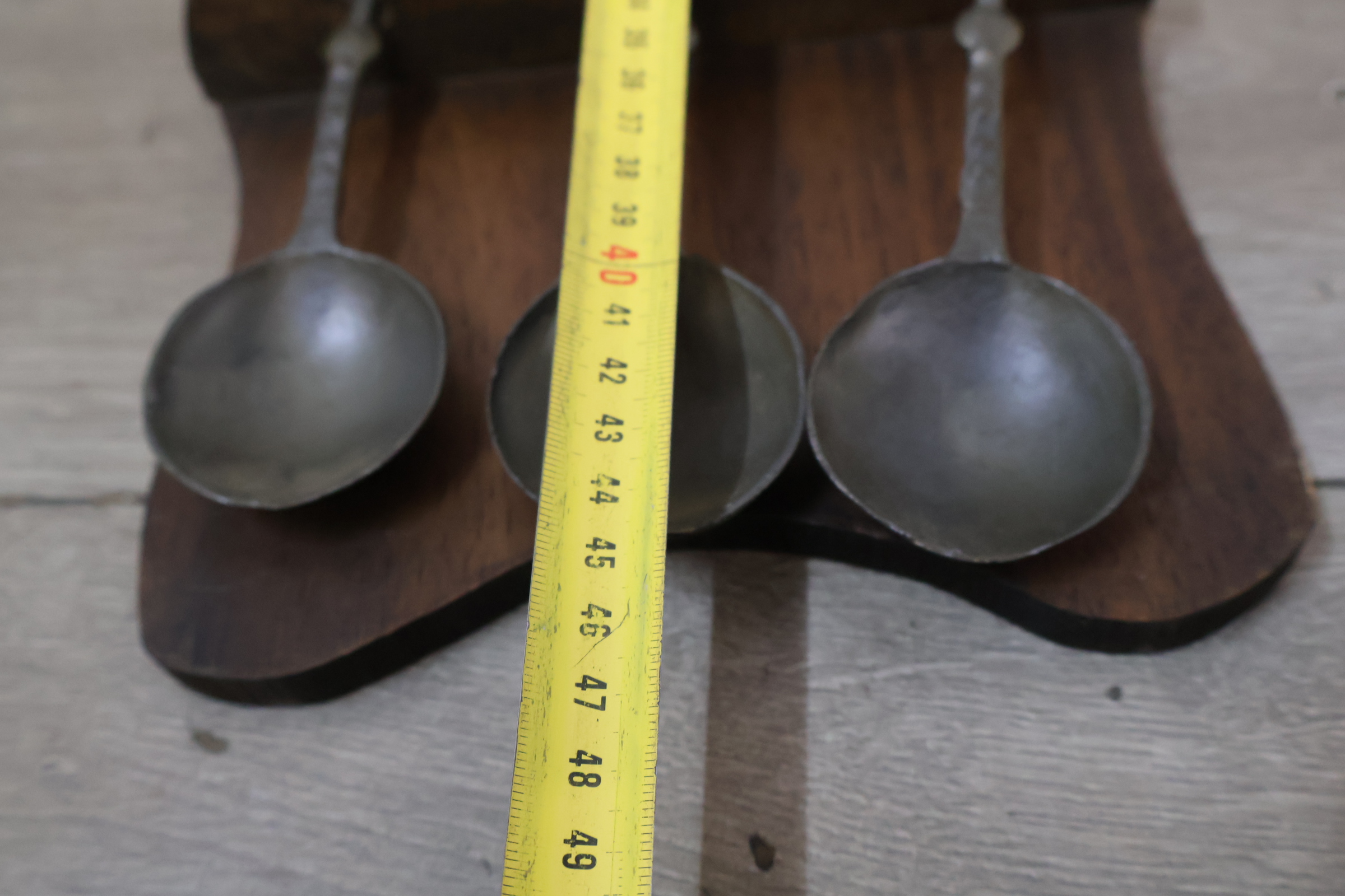 Antieke wandhouder met 6 tinnen lepels' – foto 15 – kavel bij GSD Auctions, Zoeterwoude