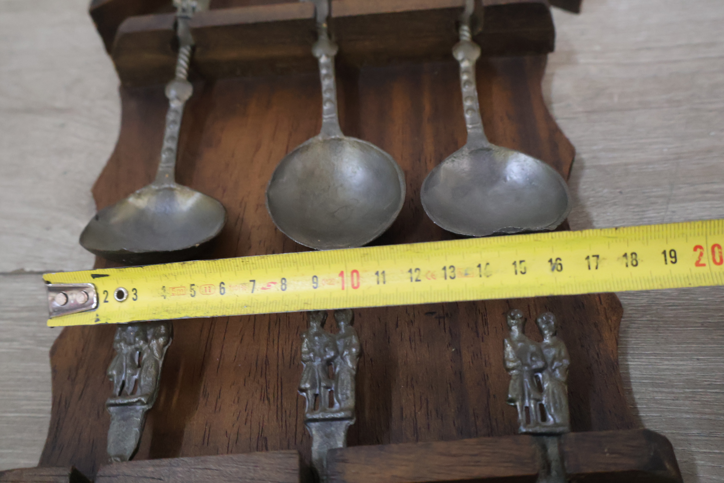 Antieke wandhouder met 6 tinnen lepels' – foto 16 – kavel bij GSD Auctions, Zoeterwoude