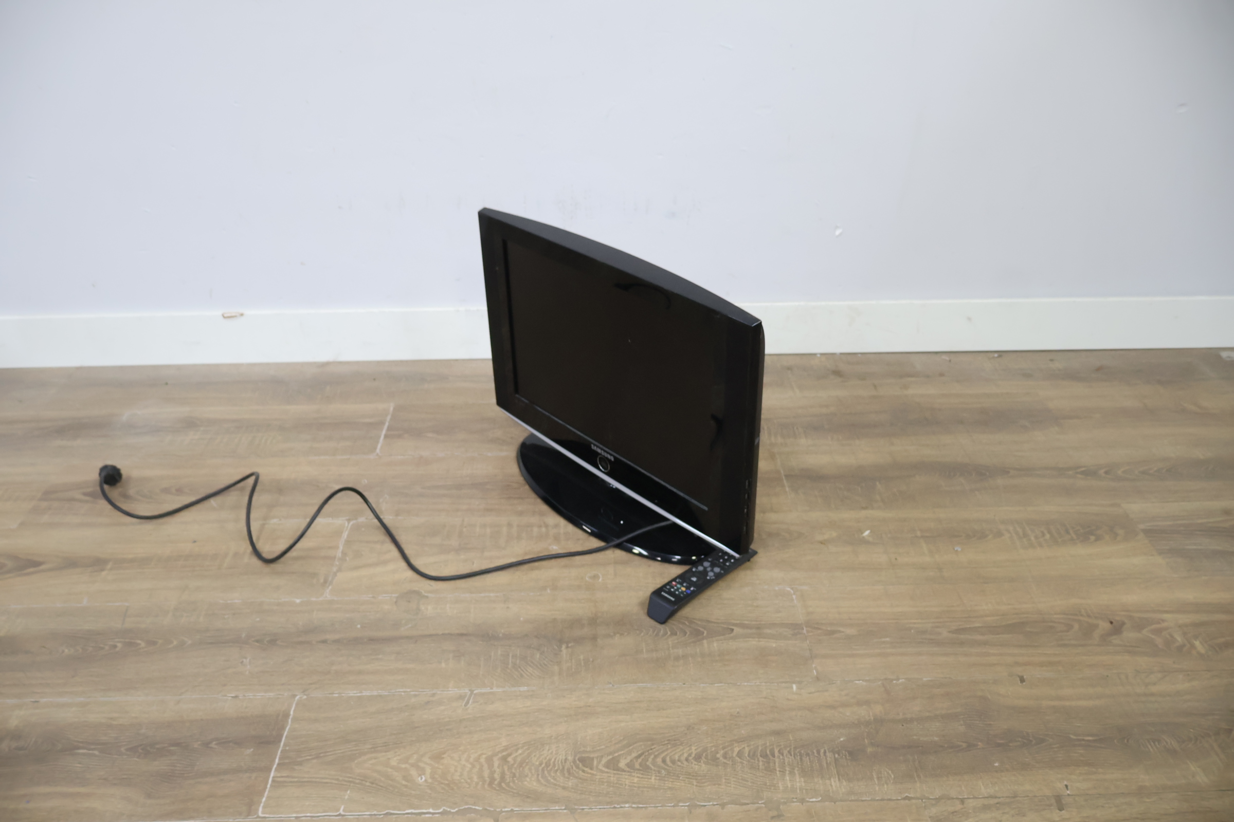 Samsung LCD TV 22'inch' – foto 11 – kavel bij GSD Auctions, Zoeterwoude