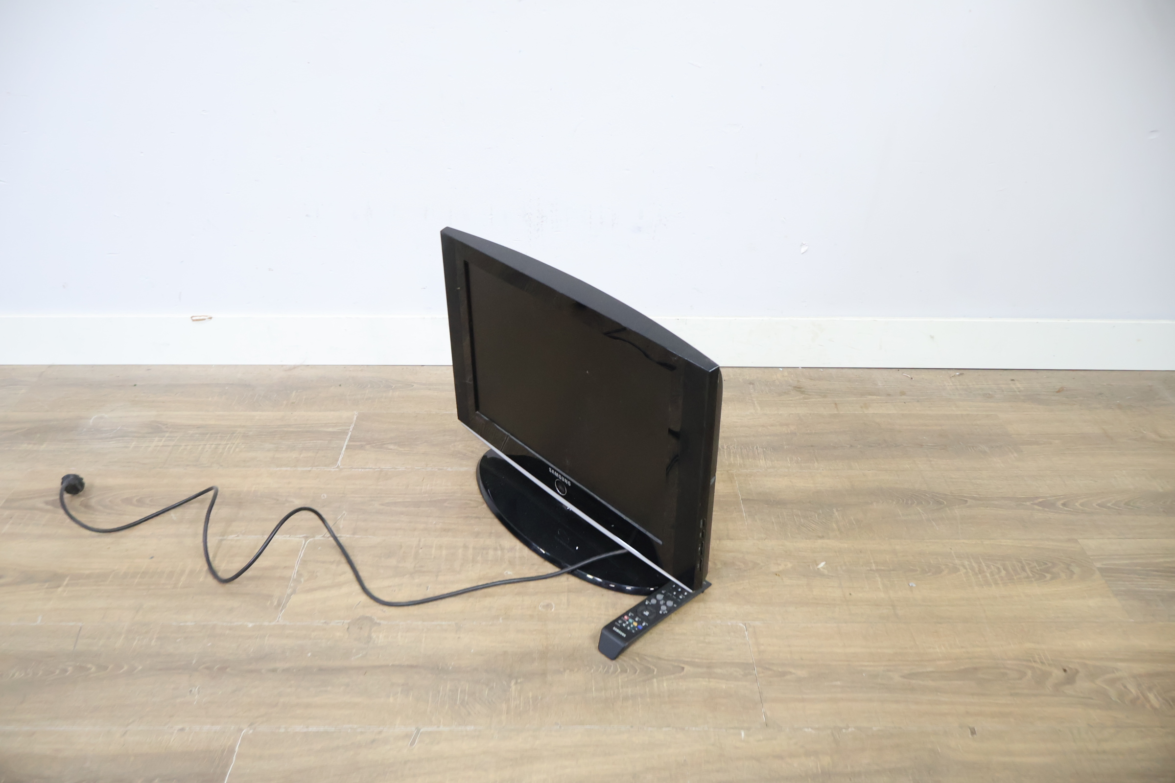Samsung LCD TV 22'inch' – foto 12 – kavel bij GSD Auctions, Zoeterwoude