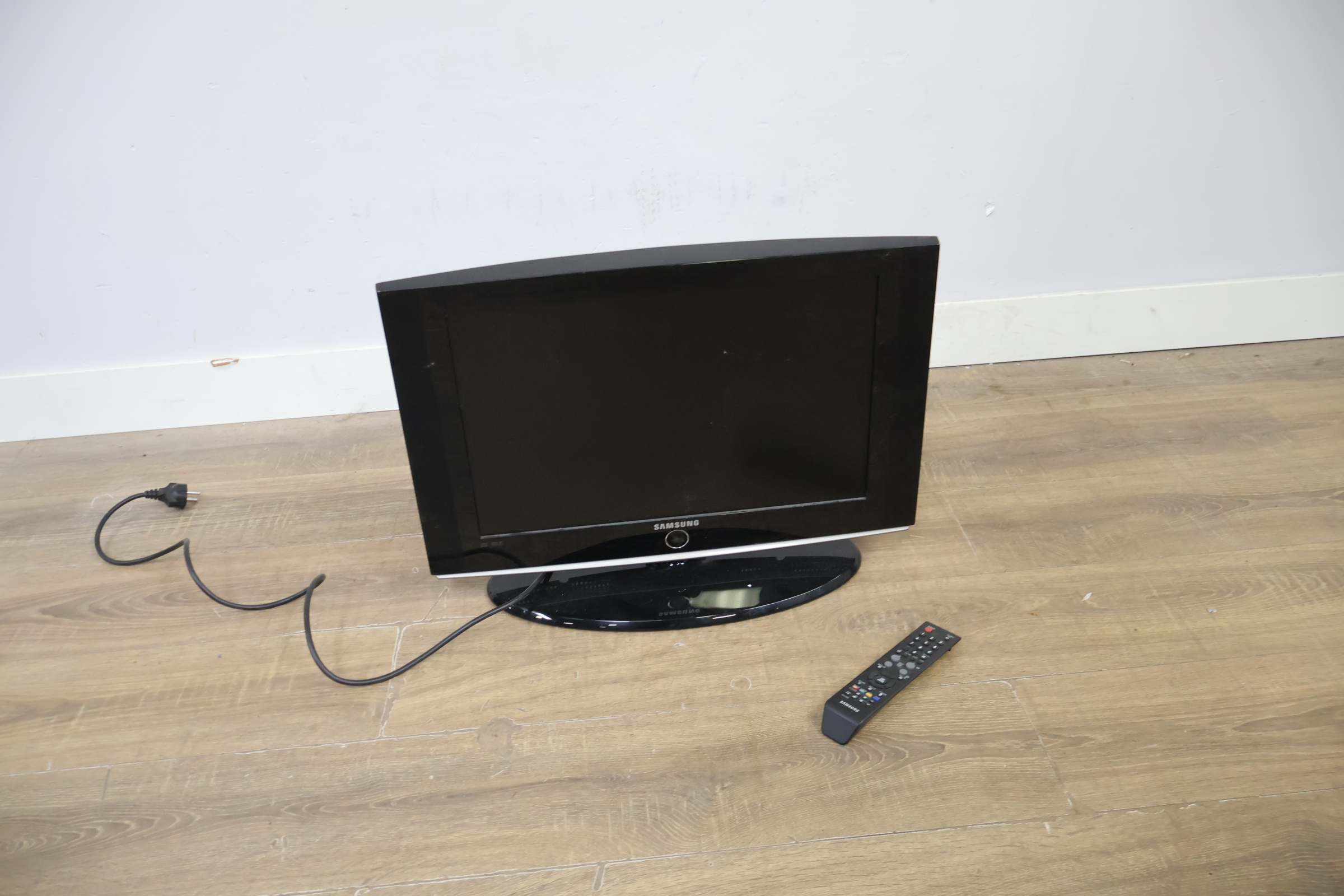 Samsung LCD TV 22'inch' – foto 15 – kavel bij GSD Auctions, Zoeterwoude