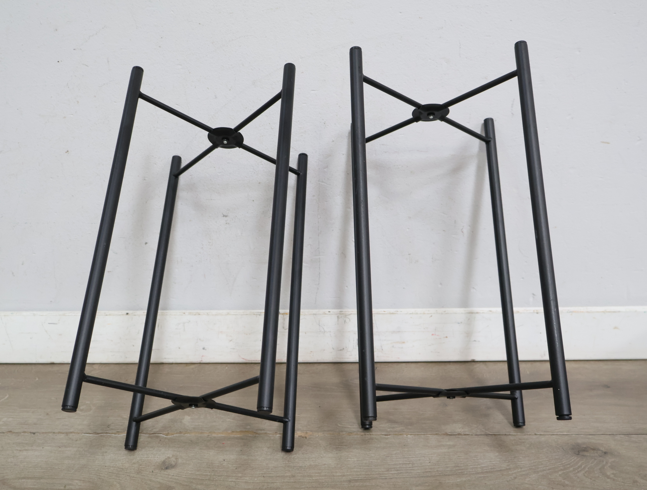 Set van twee zwarte ronde Plantentafels, Zuilen' – foto 11 – kavel bij GSD Auctions, Zoeterwoude