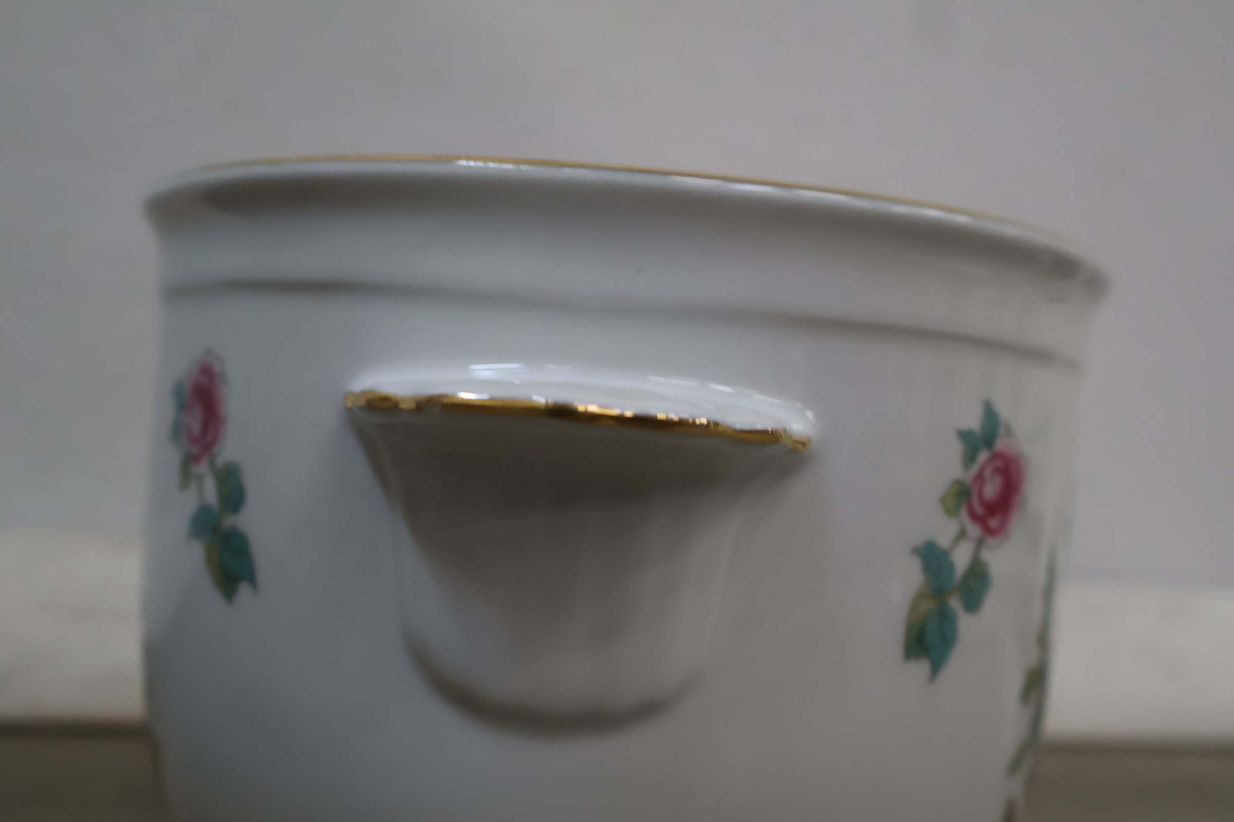 Set van 2 keramische bloempotten met bloemmotief' – foto 13 – kavel bij GSD Auctions, Zoeterwoude