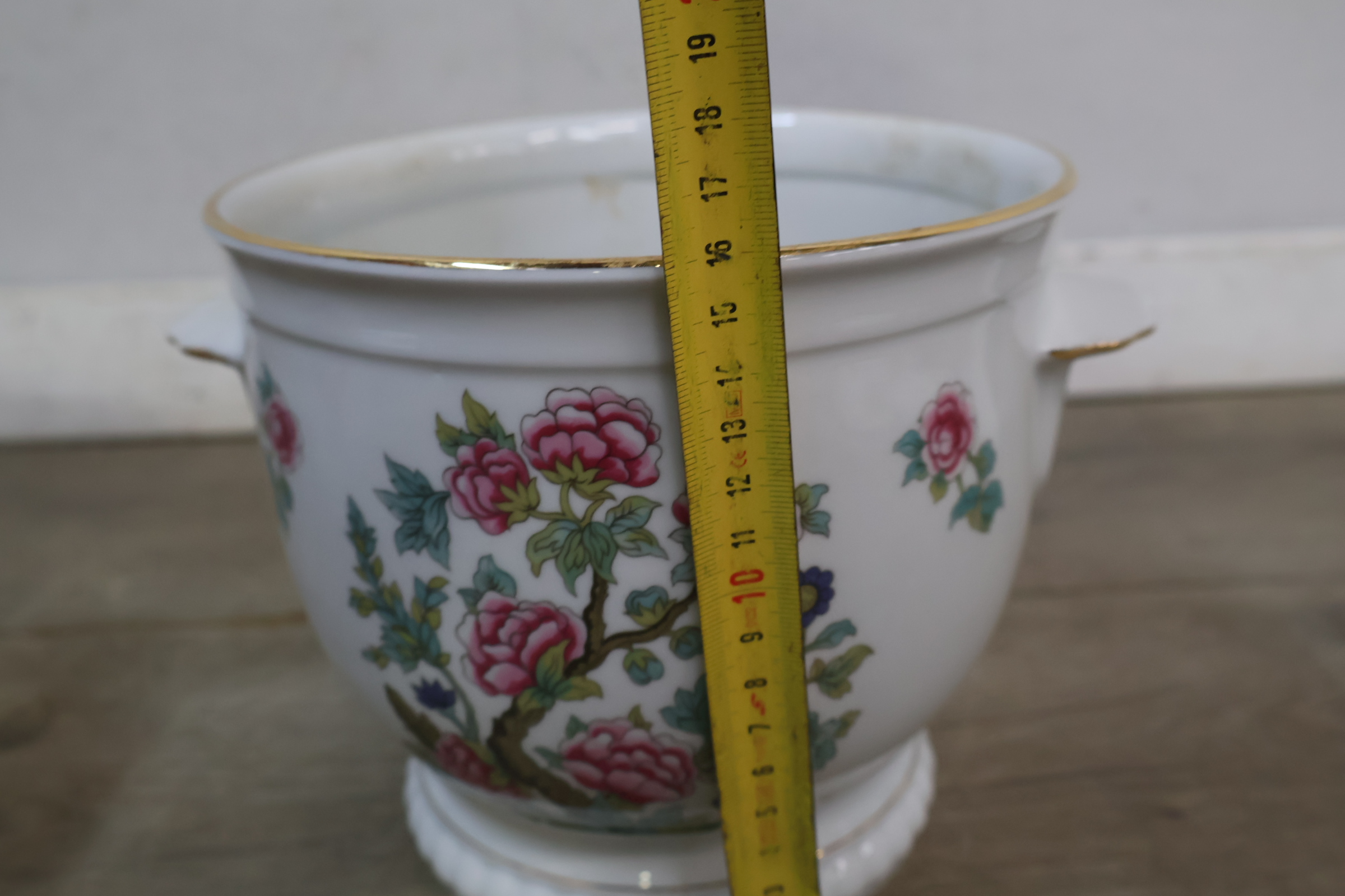 Set van 2 keramische bloempotten met bloemmotief' – foto 16 – kavel bij GSD Auctions, Zoeterwoude