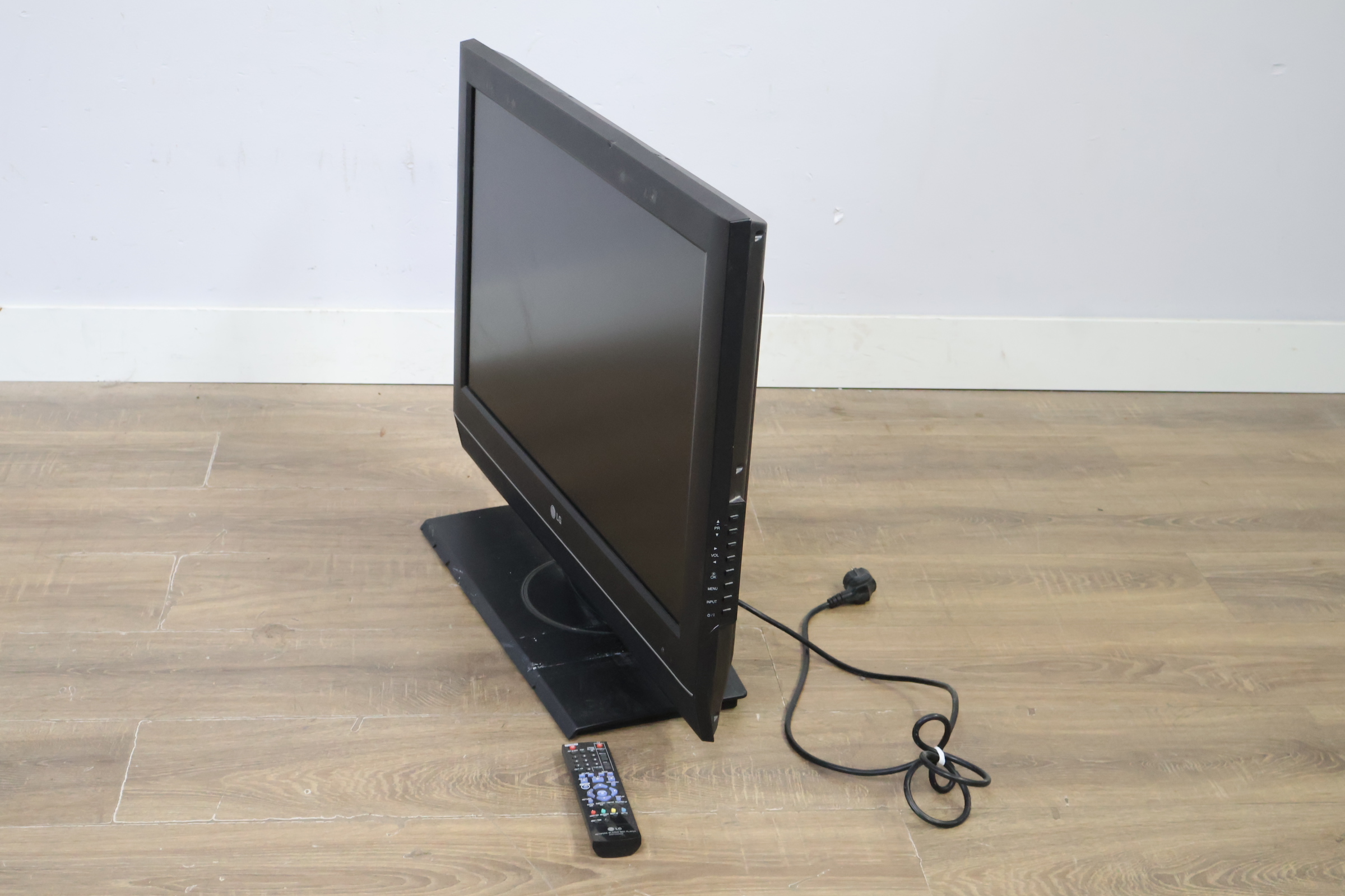 LG LCD televisie met afstandsbediening - 32'inch' – foto 11 – kavel bij GSD Auctions, Zoeterwoude