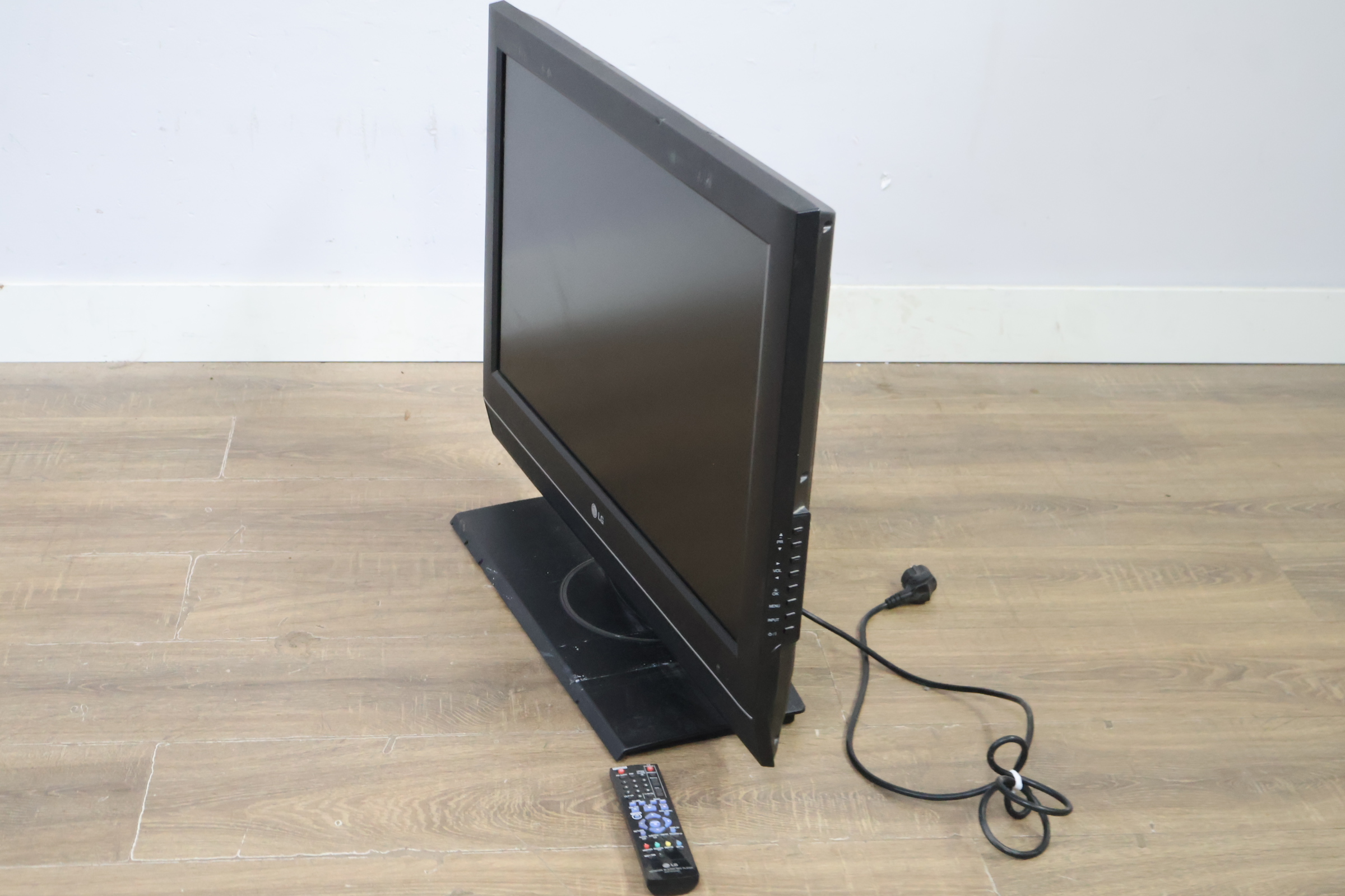 LG LCD televisie met afstandsbediening - 32'inch' – foto 12 – kavel bij GSD Auctions, Zoeterwoude