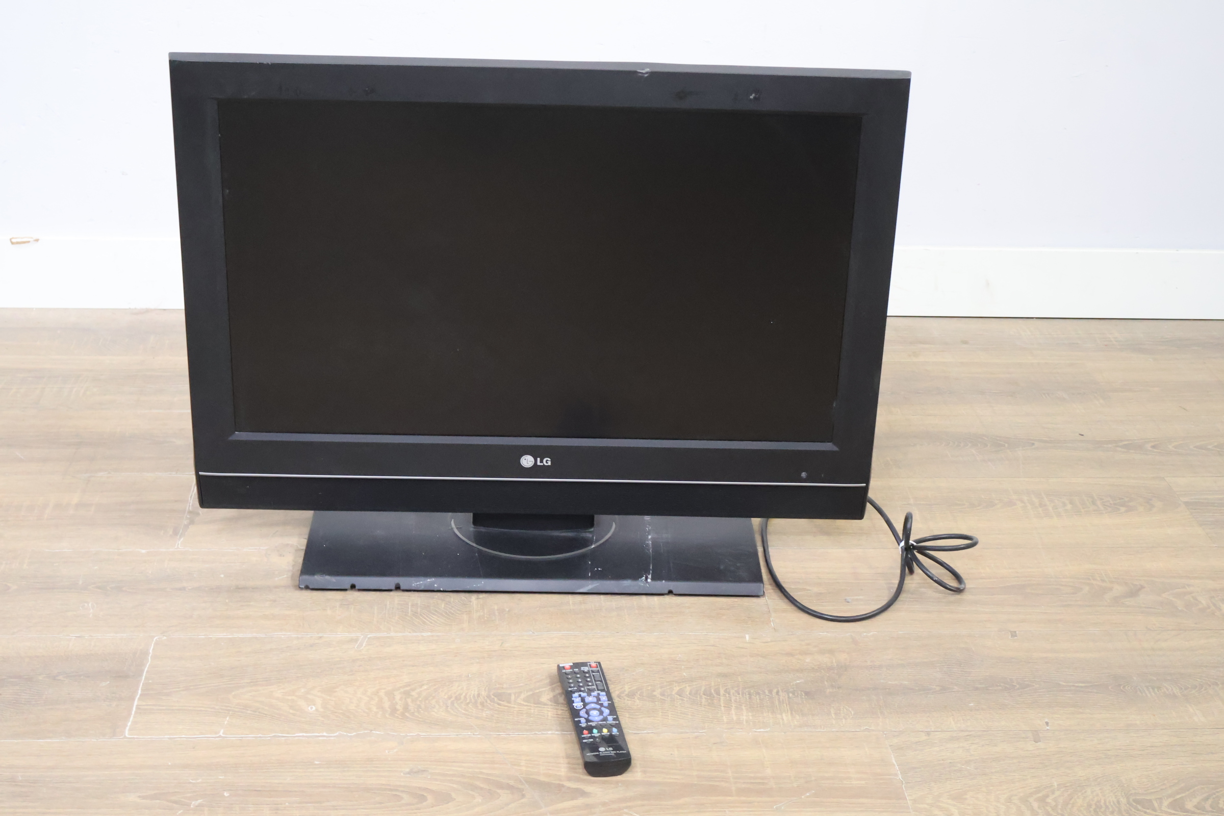 LG LCD televisie met afstandsbediening - 32'inch' – foto 13 – kavel bij GSD Auctions, Zoeterwoude