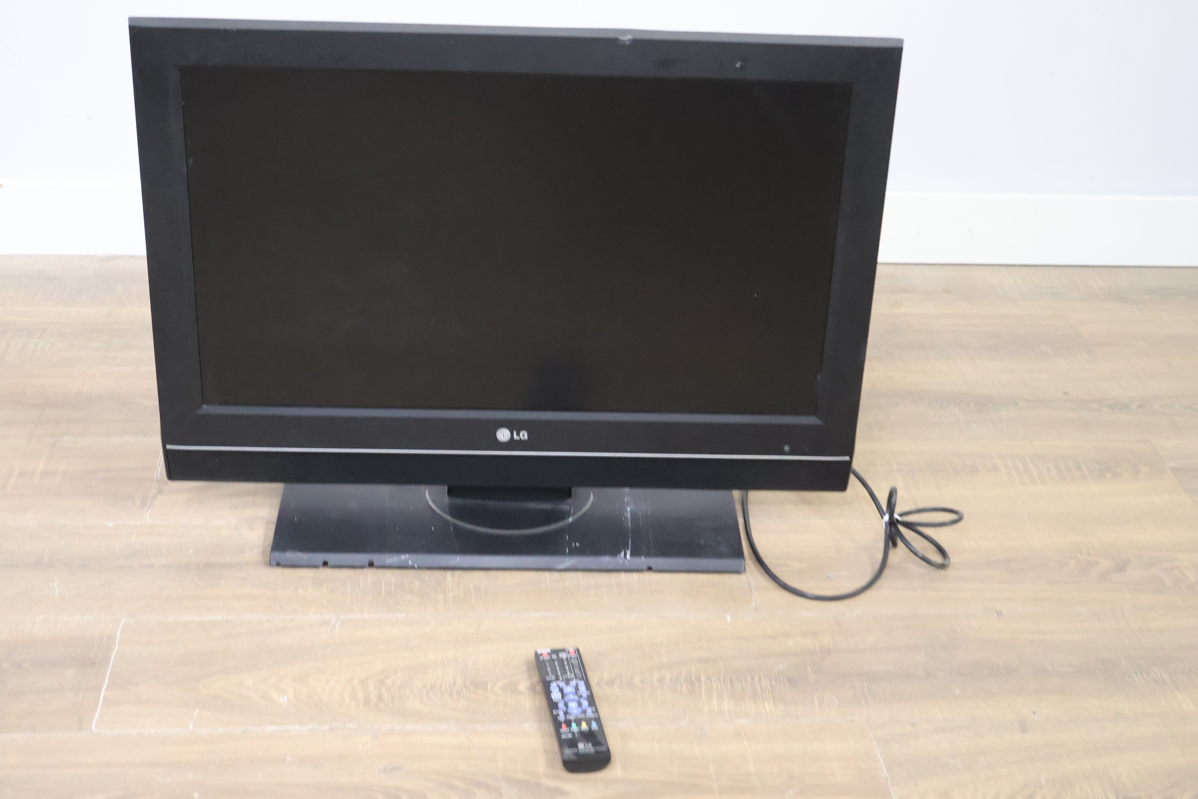 LG LCD televisie met afstandsbediening - 32'inch' – foto 14 – kavel bij GSD Auctions, Zoeterwoude