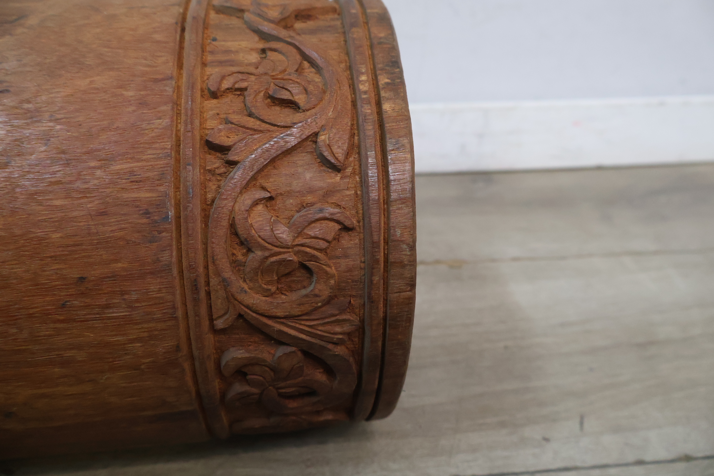 Houten Vaas/Bak met snijwerk' – foto 11 – kavel bij GSD Auctions, Zoeterwoude