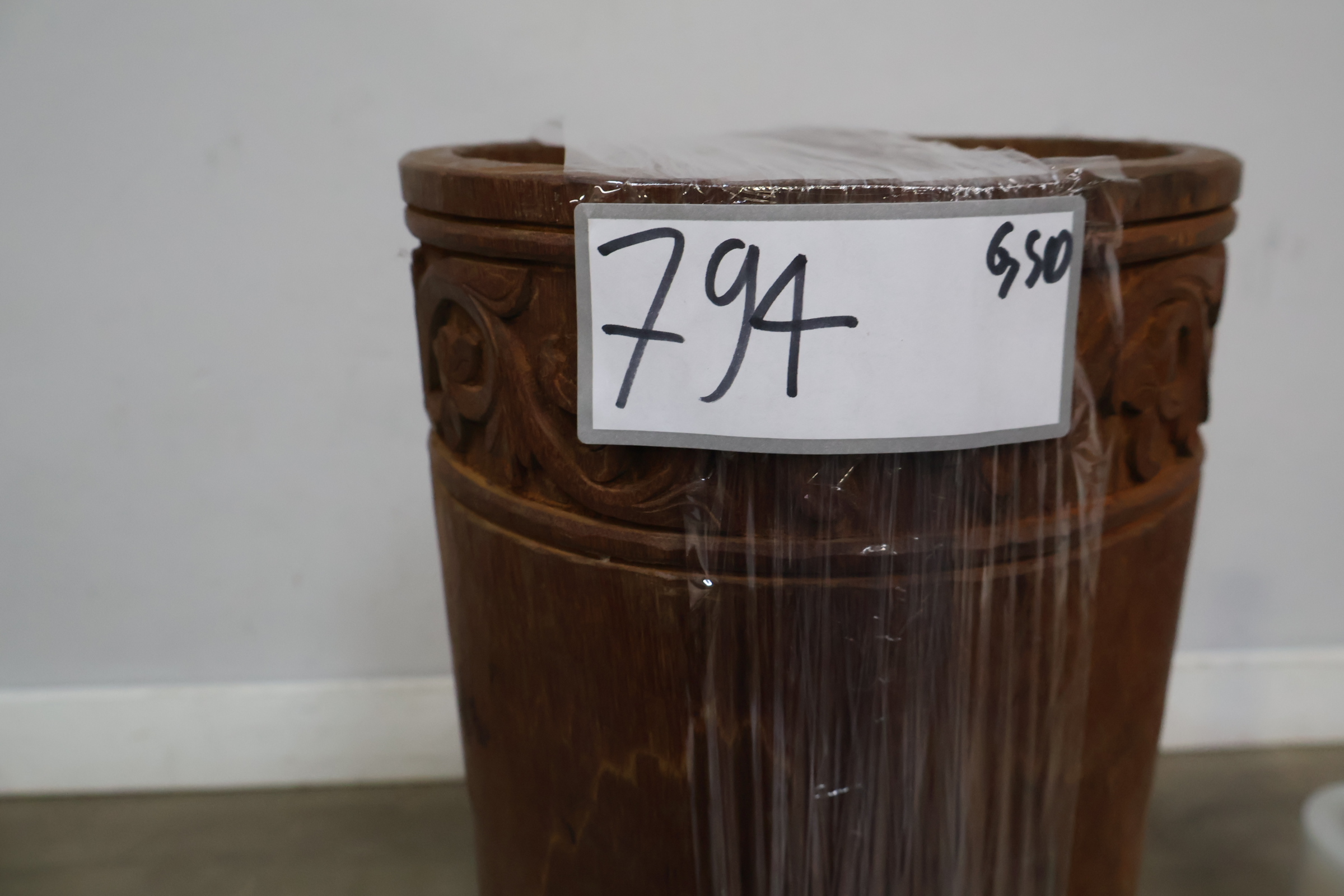 Houten Vaas/Bak met snijwerk' – foto 16 – kavel bij GSD Auctions, Zoeterwoude