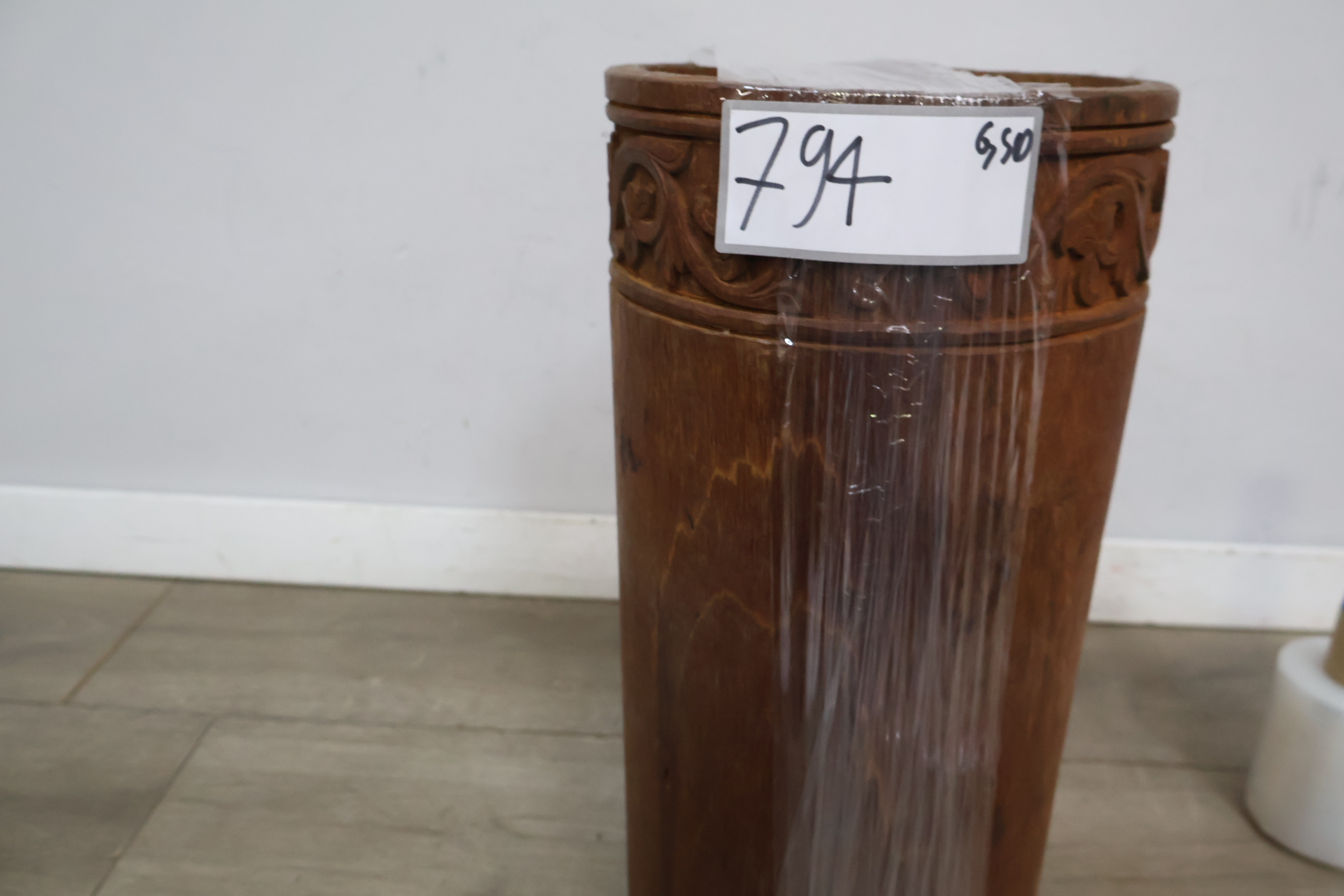 Houten Vaas/Bak met snijwerk' – foto 17 – kavel bij GSD Auctions, Zoeterwoude