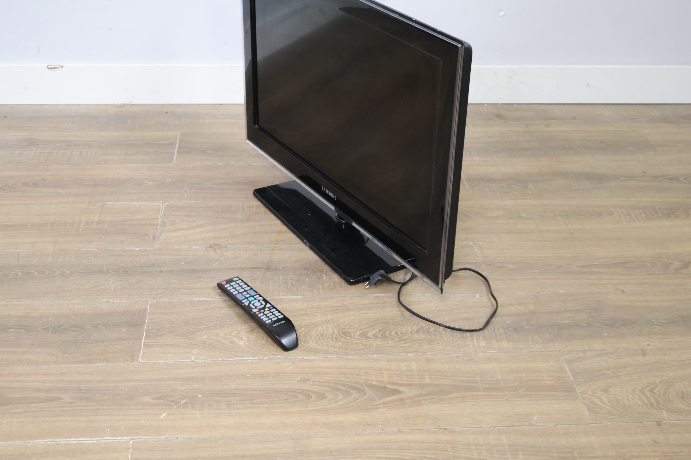 Samsung Flatscreen Televisie 32'inch' – foto 12 – kavel bij GSD Auctions, Zoeterwoude