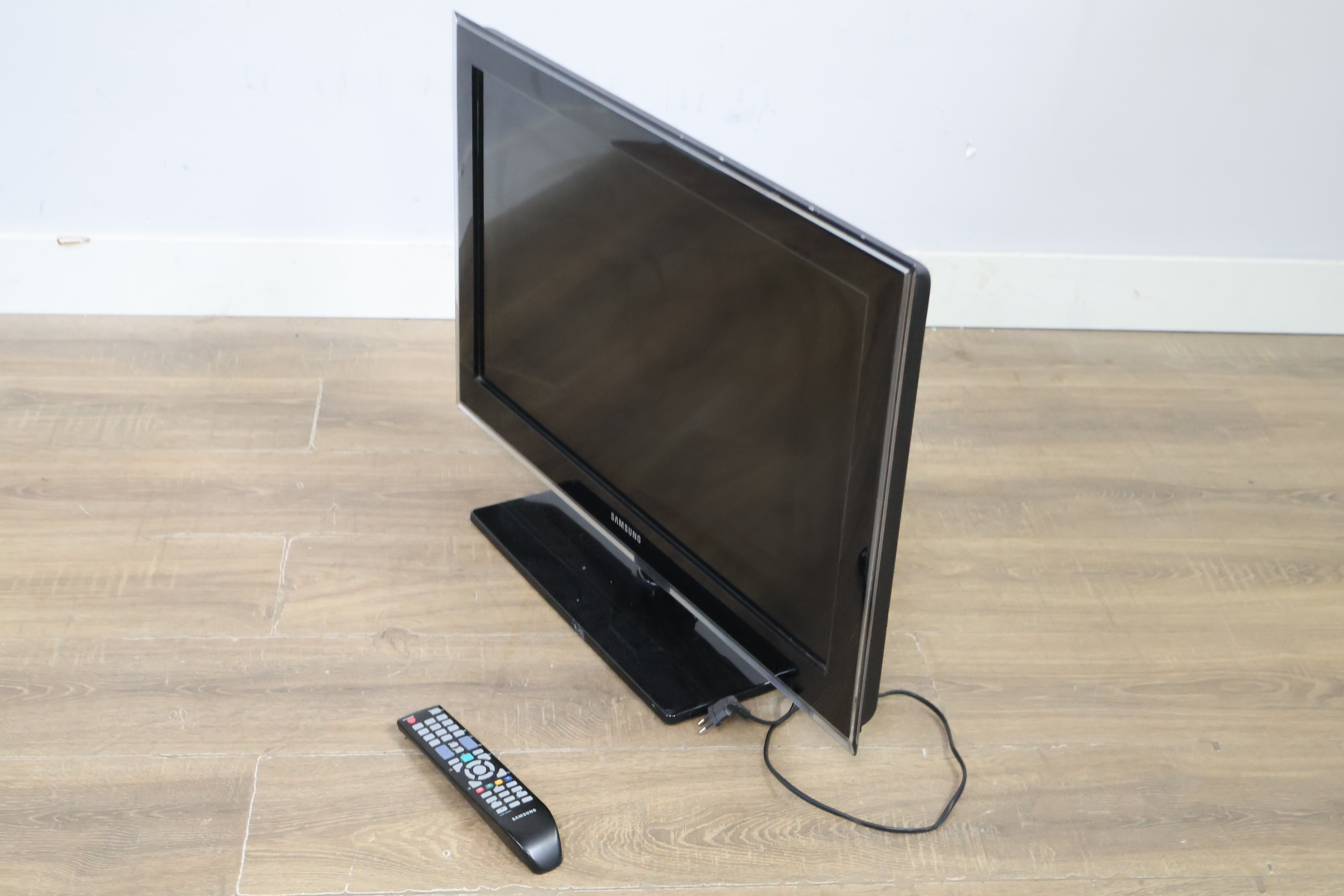 Samsung Flatscreen Televisie 32'inch' – foto 13 – kavel bij GSD Auctions, Zoeterwoude