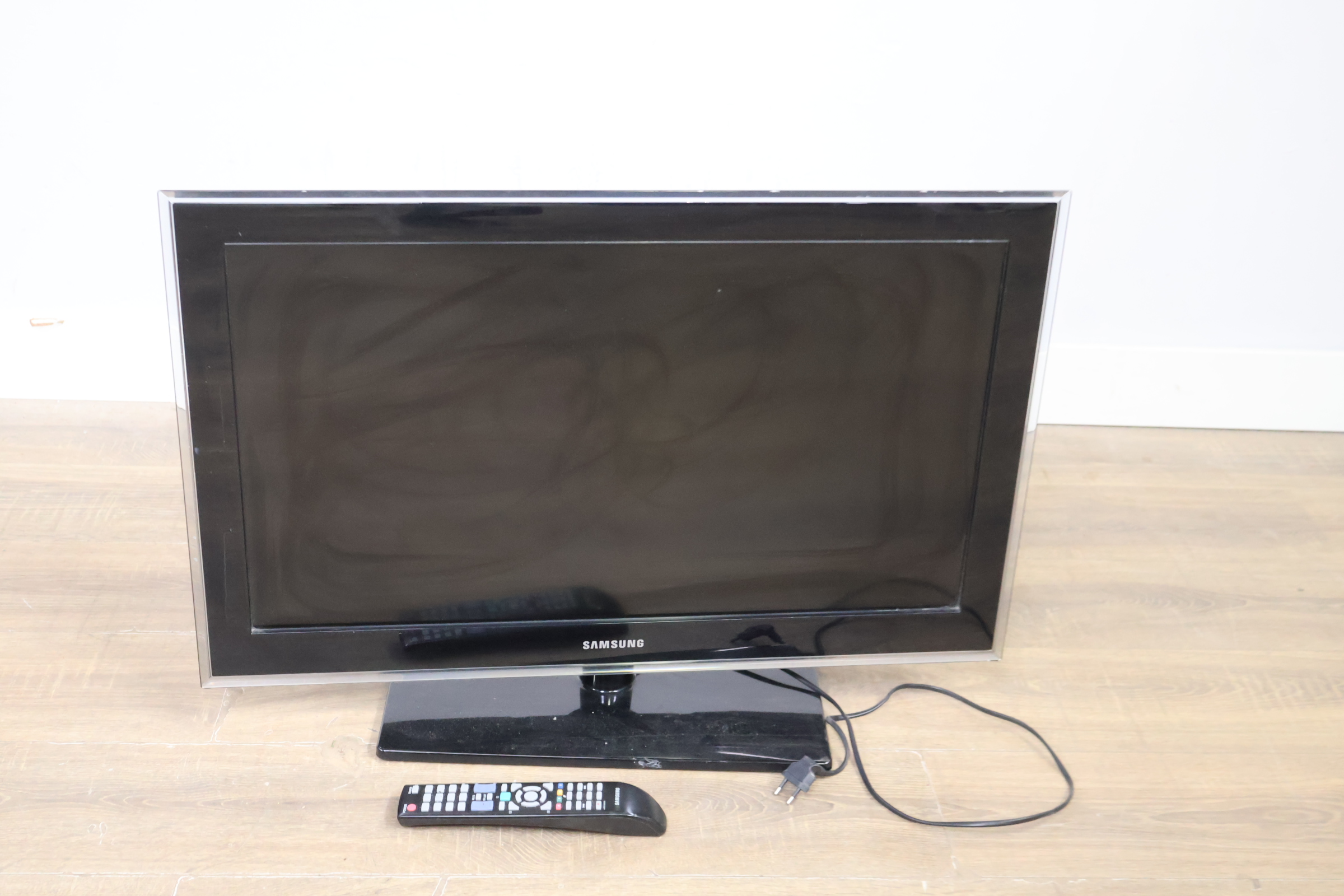 Samsung Flatscreen Televisie 32'inch' – foto 14 – kavel bij GSD Auctions, Zoeterwoude