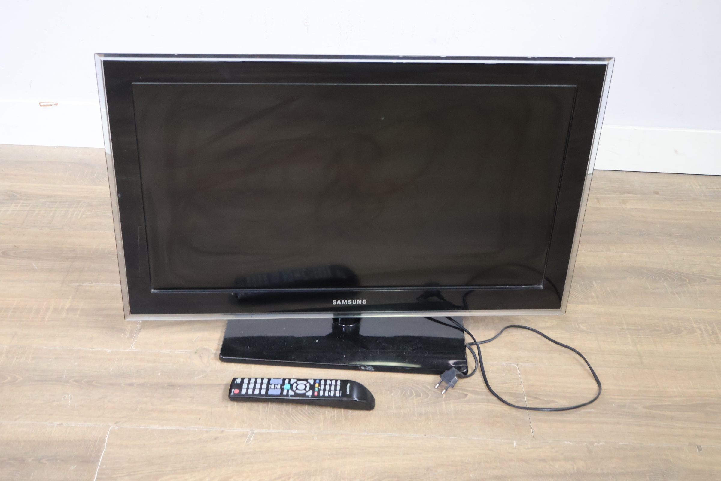 Samsung Flatscreen Televisie 32'inch' – foto 15 – kavel bij GSD Auctions, Zoeterwoude