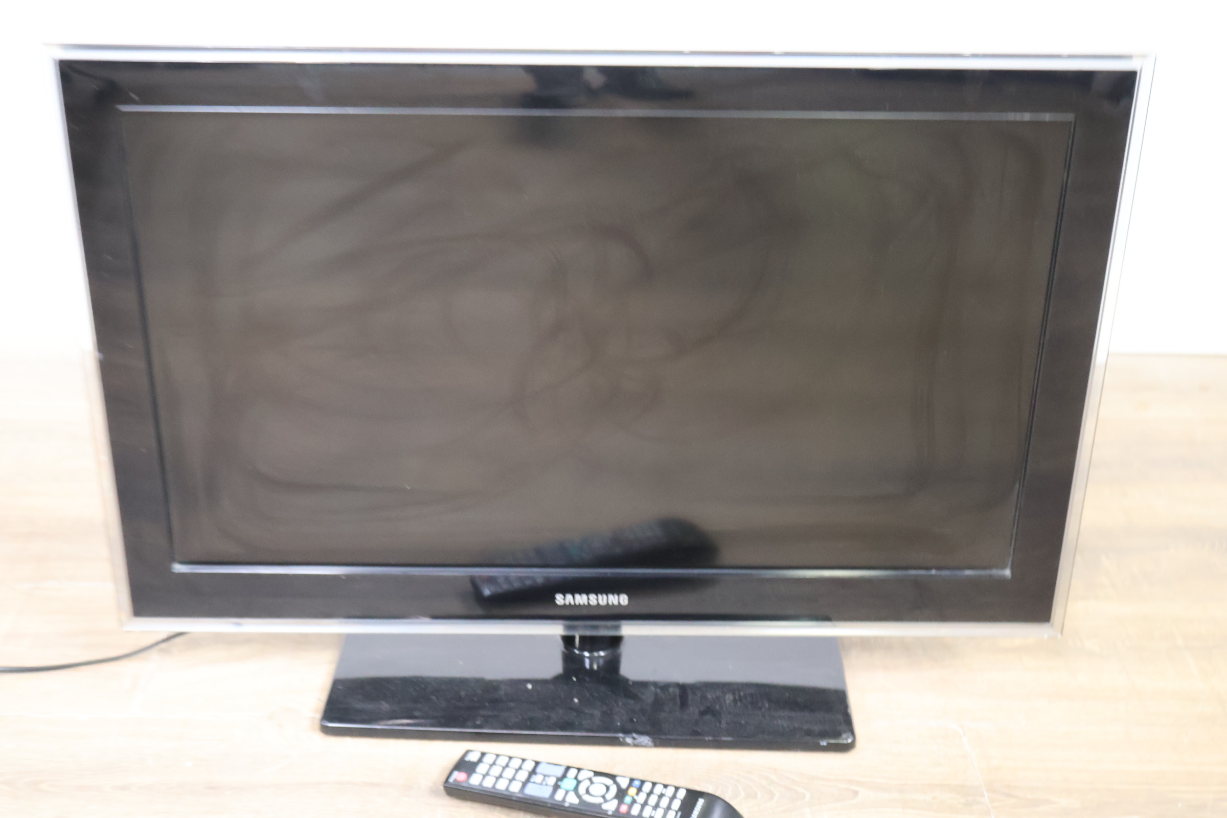 Samsung Flatscreen Televisie 32'inch' – foto 16 – kavel bij GSD Auctions, Zoeterwoude