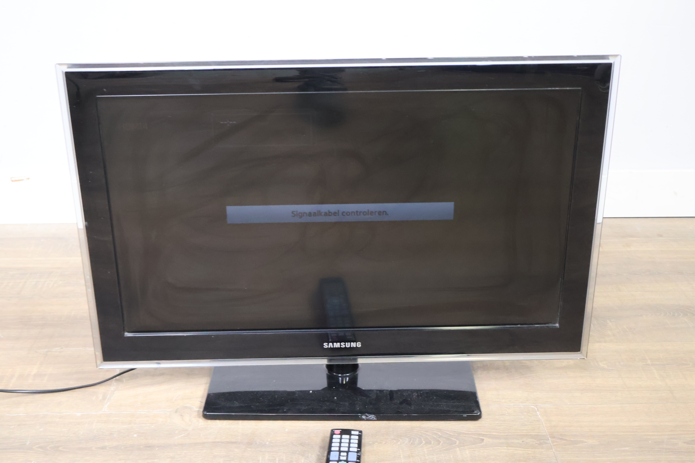 Samsung Flatscreen Televisie 32'inch' – foto 18 – kavel bij GSD Auctions, Zoeterwoude