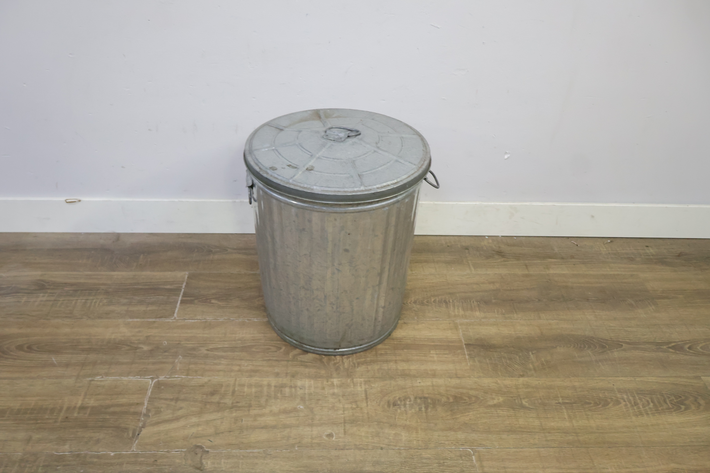 Metalen prullenbak met deksel' – foto 11 – kavel bij GSD Auctions, Zoeterwoude