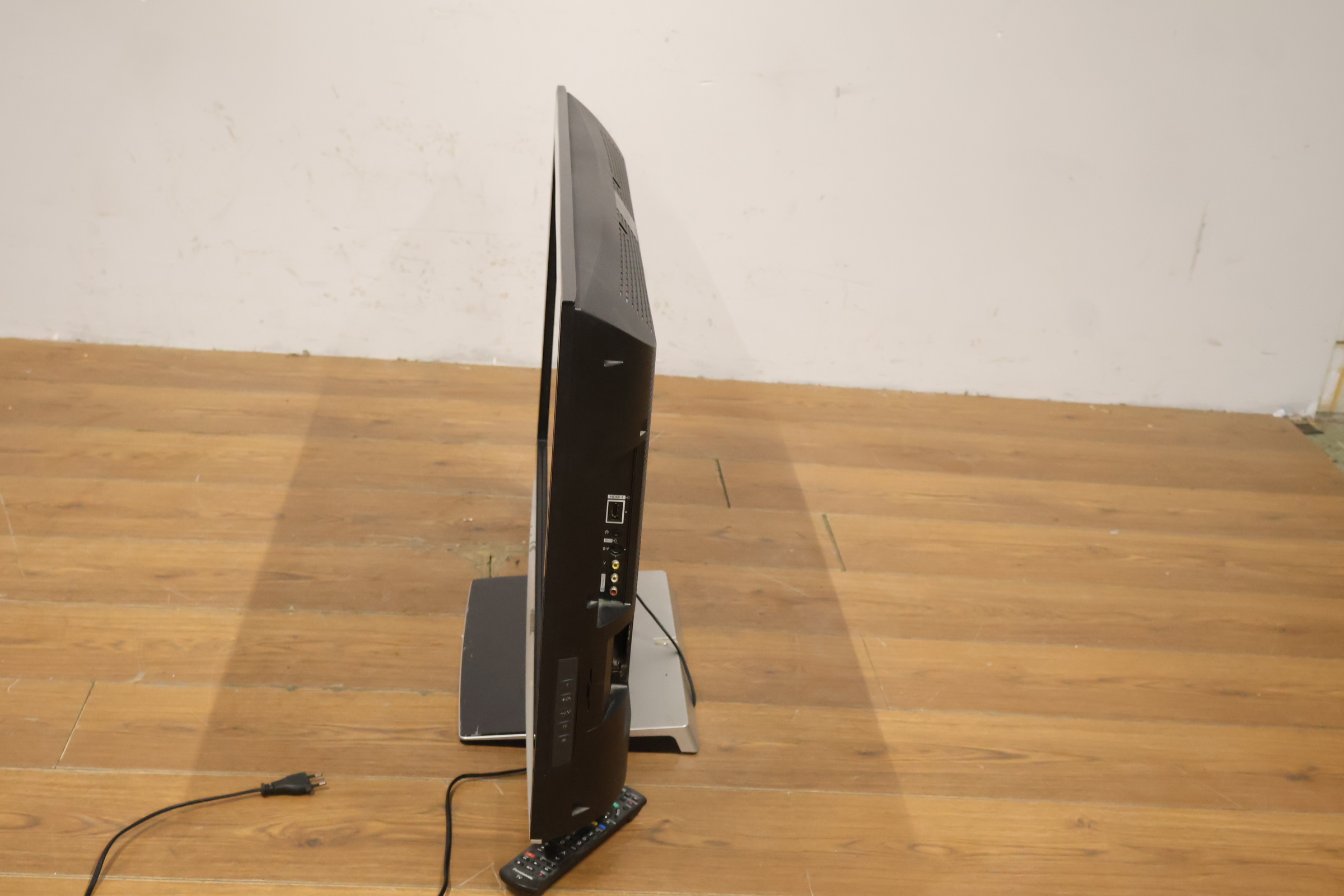 Panasonic Viera televisie met afstandsbediening - 37'inch' – foto 11 – kavel bij GSD Auctions, Zoeterwoude
