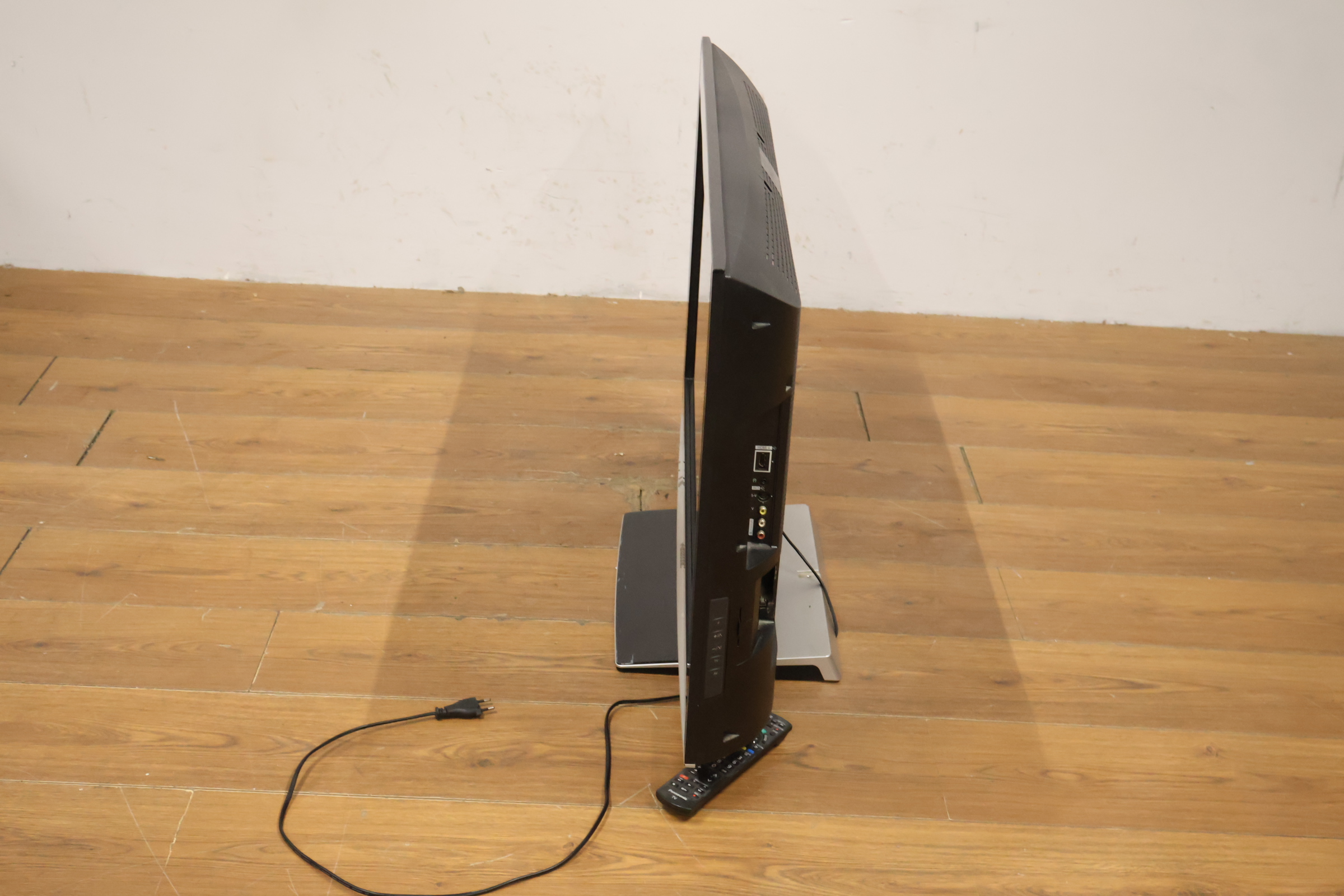 Panasonic Viera televisie met afstandsbediening - 37'inch' – foto 12 – kavel bij GSD Auctions, Zoeterwoude