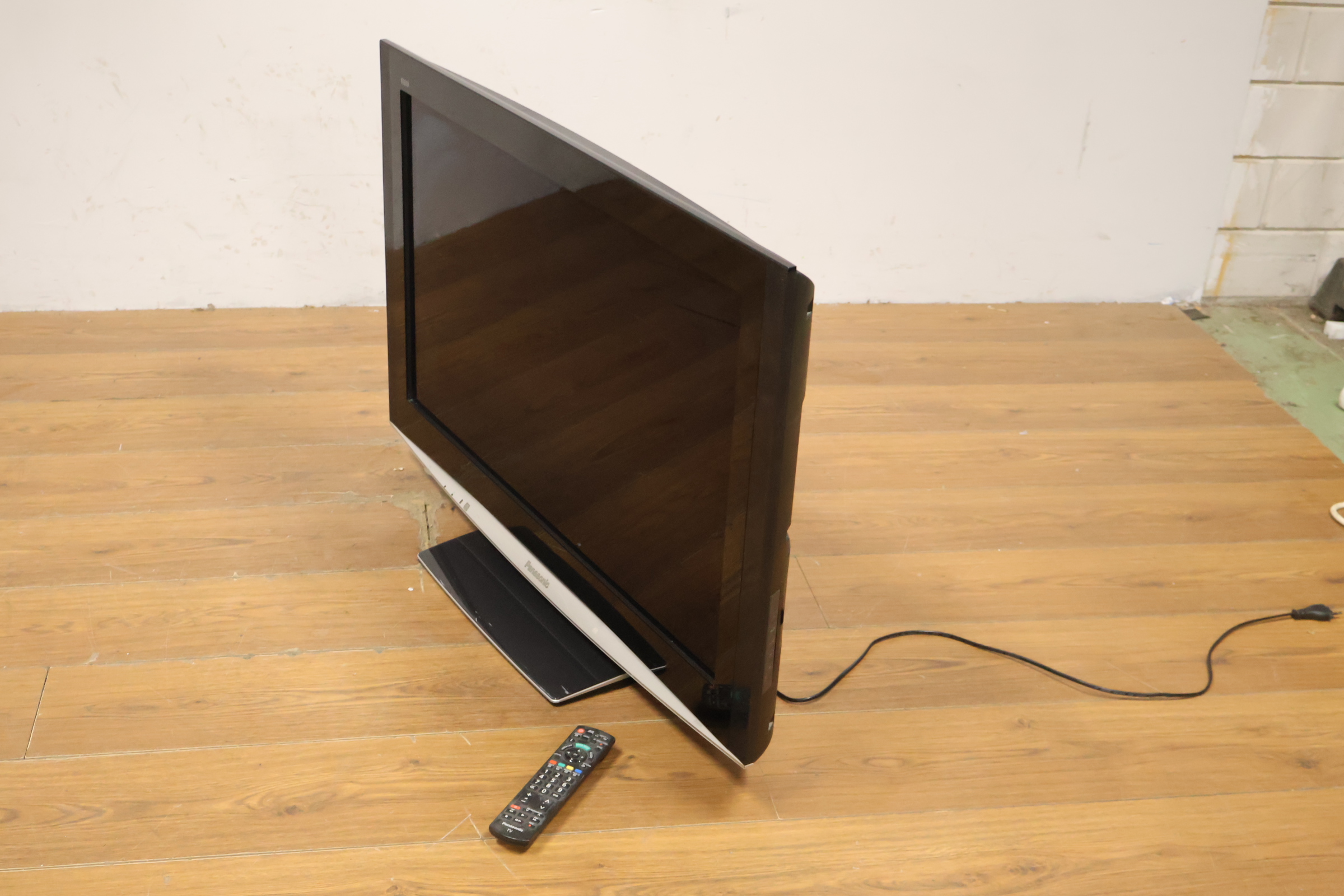 Panasonic Viera televisie met afstandsbediening - 37'inch' – foto 14 – kavel bij GSD Auctions, Zoeterwoude