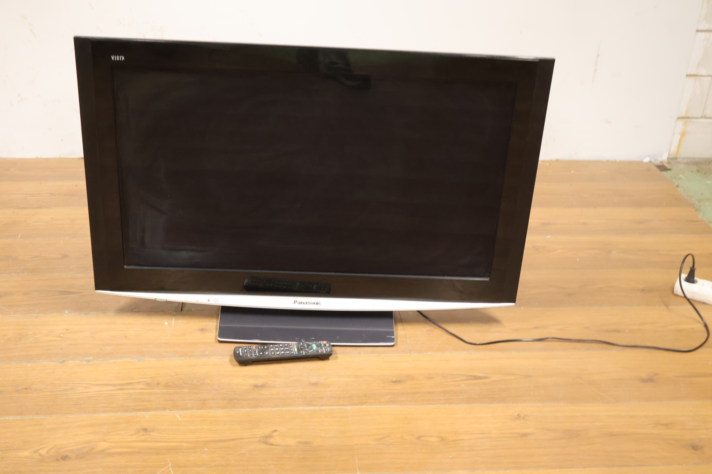 Panasonic Viera televisie met afstandsbediening - 37'inch' – foto 15 – kavel bij GSD Auctions, Zoeterwoude