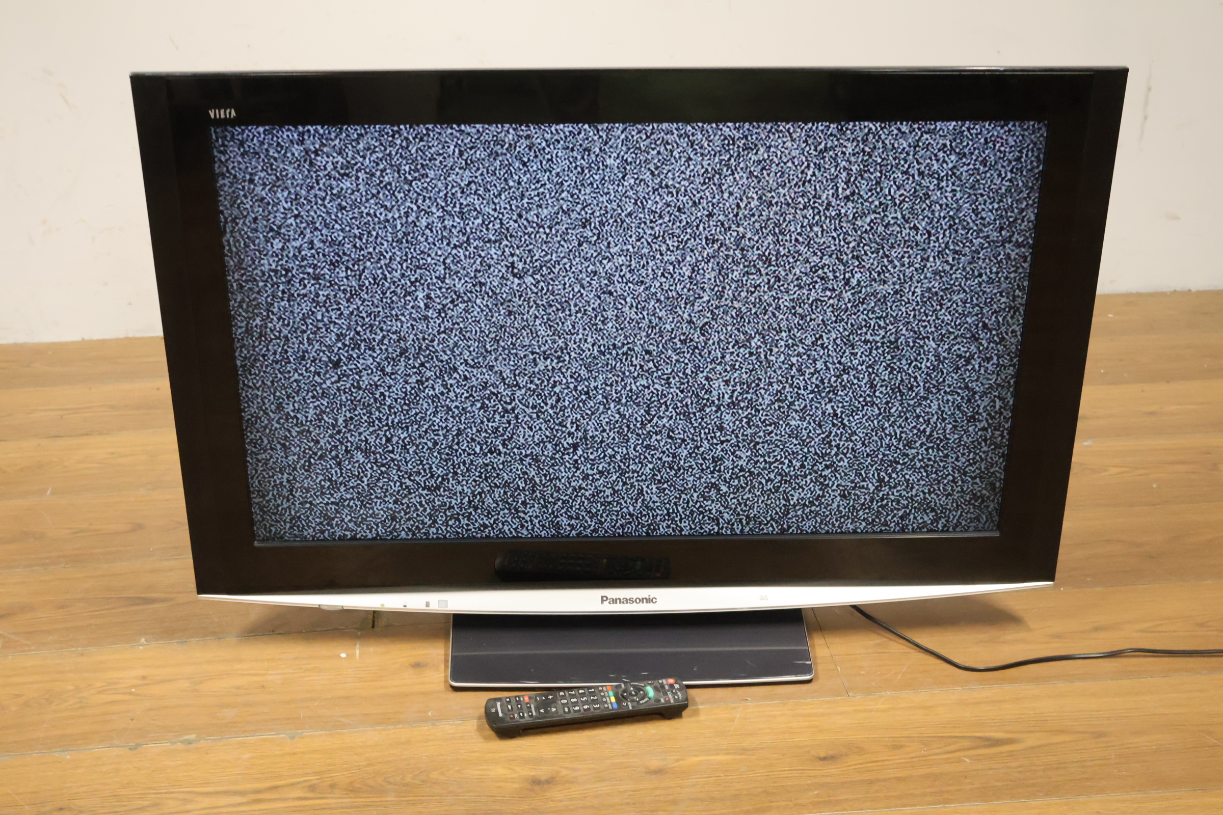 Panasonic Viera televisie met afstandsbediening - 37'inch' – foto 16 – kavel bij GSD Auctions, Zoeterwoude