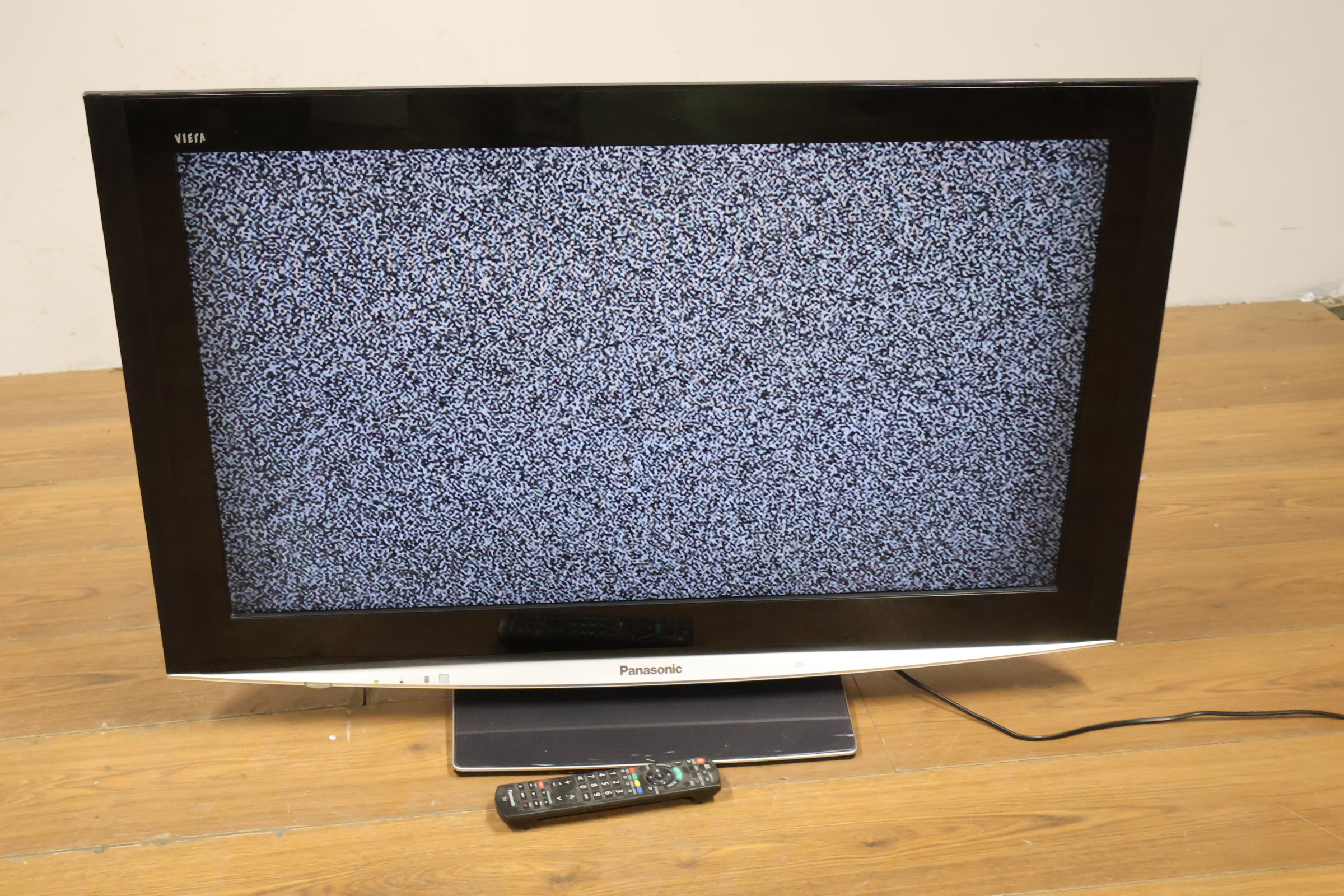 Panasonic Viera televisie met afstandsbediening - 37'inch' – foto 17 – kavel bij GSD Auctions, Zoeterwoude