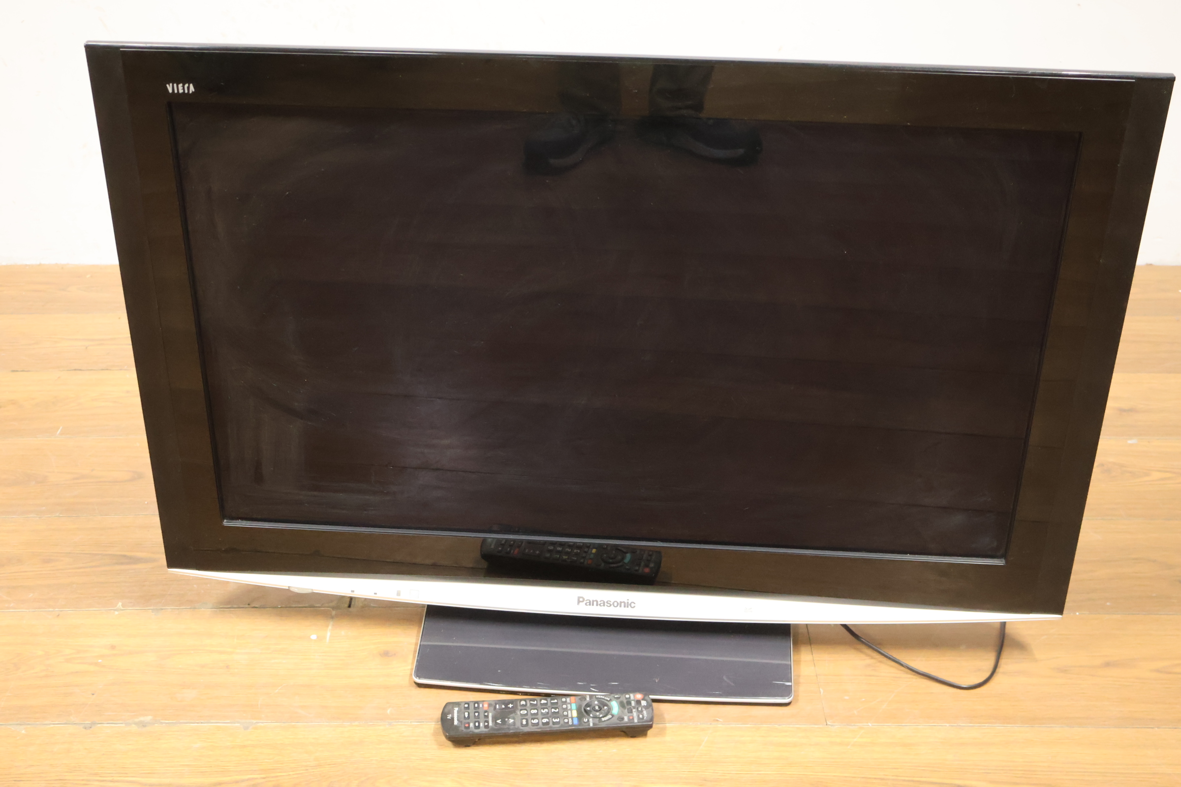 Panasonic Viera televisie met afstandsbediening - 37'inch' – foto 18 – kavel bij GSD Auctions, Zoeterwoude