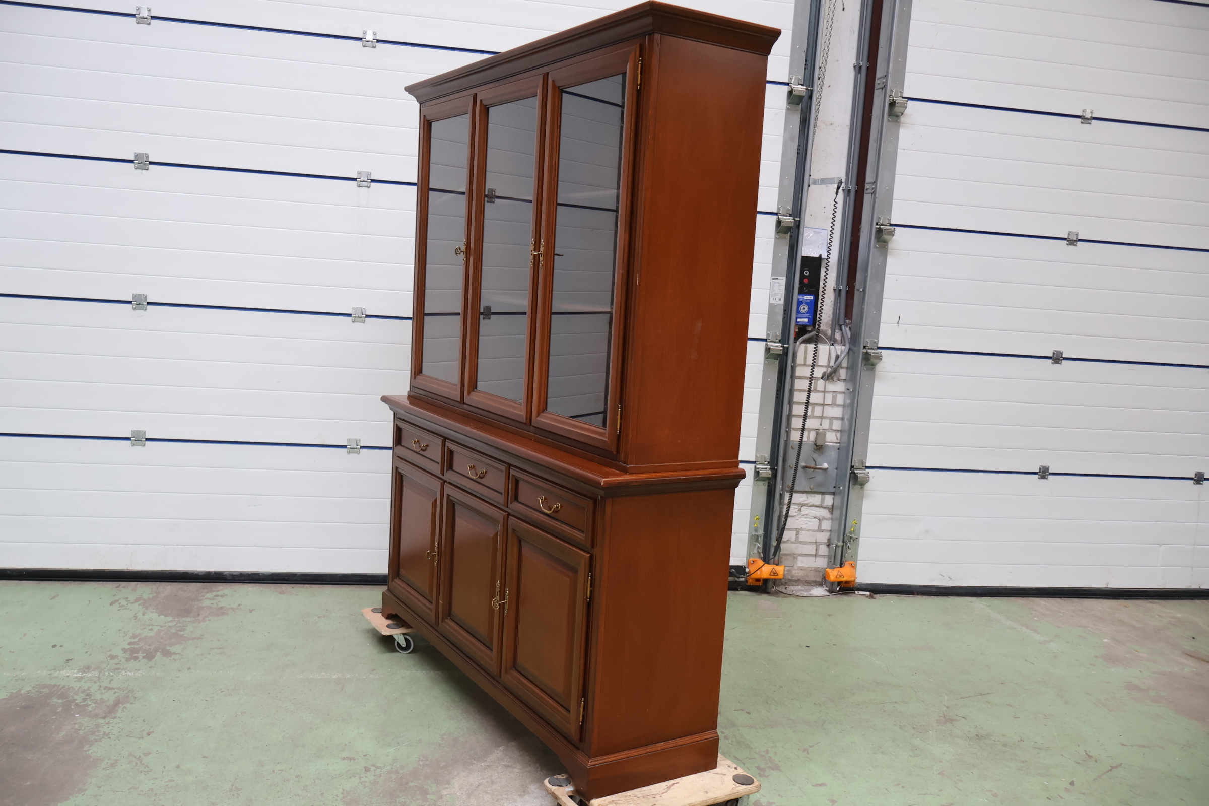 Grote Vitrinekast met Glazen Deuren' – foto 12 – kavel bij GSD Auctions, Zoeterwoude