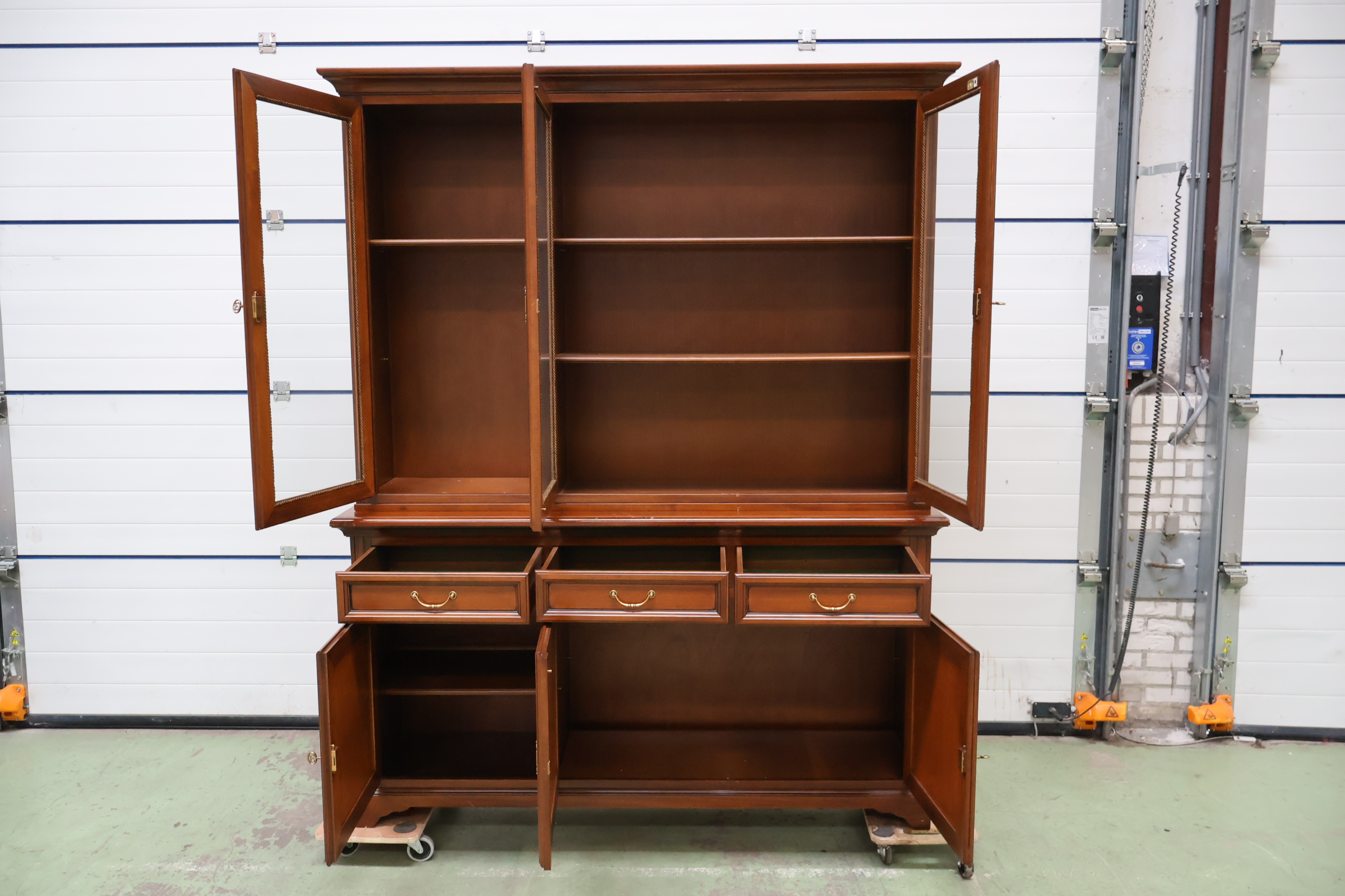 Grote Vitrinekast met Glazen Deuren' – foto 14 – kavel bij GSD Auctions, Zoeterwoude