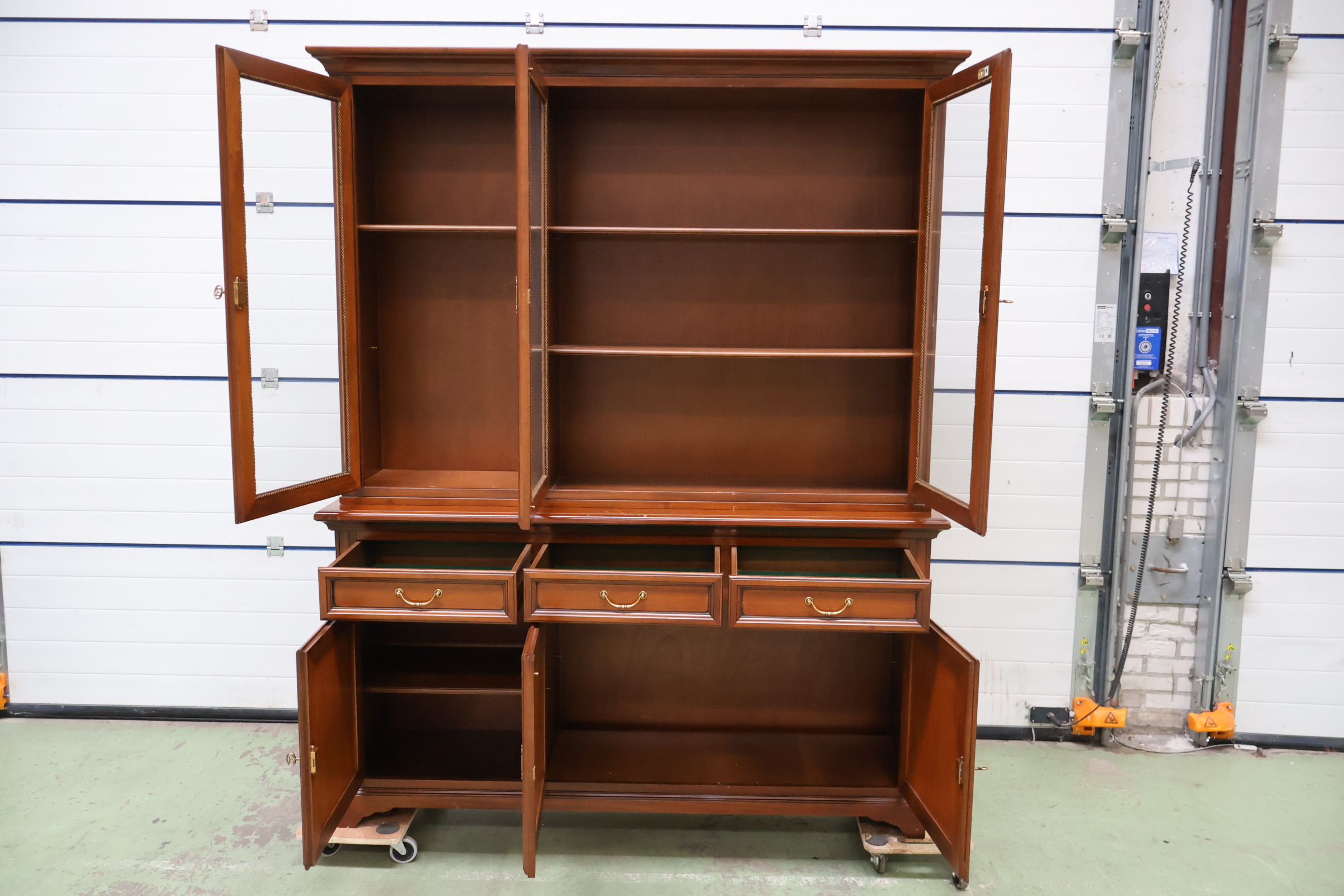 Grote Vitrinekast met Glazen Deuren' – foto 15 – kavel bij GSD Auctions, Zoeterwoude