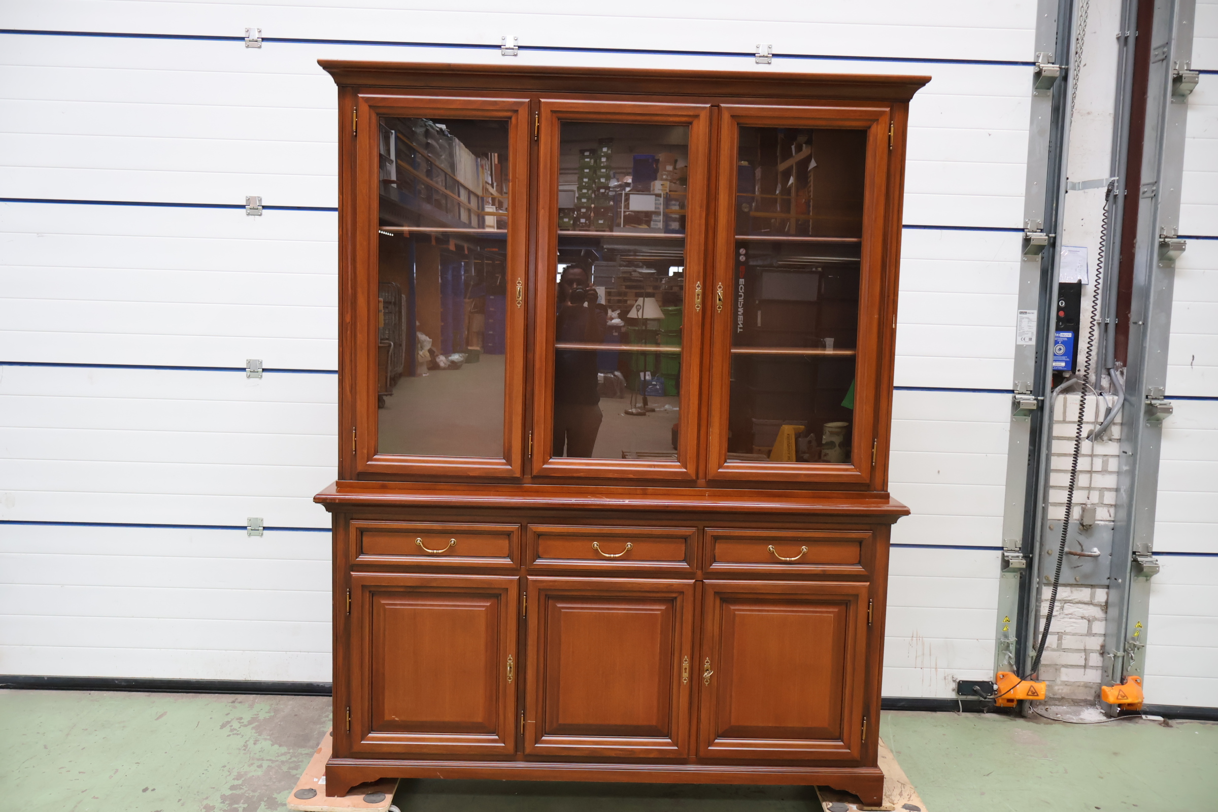 Grote Vitrinekast met Glazen Deuren' – foto 16 – kavel bij GSD Auctions, Zoeterwoude
