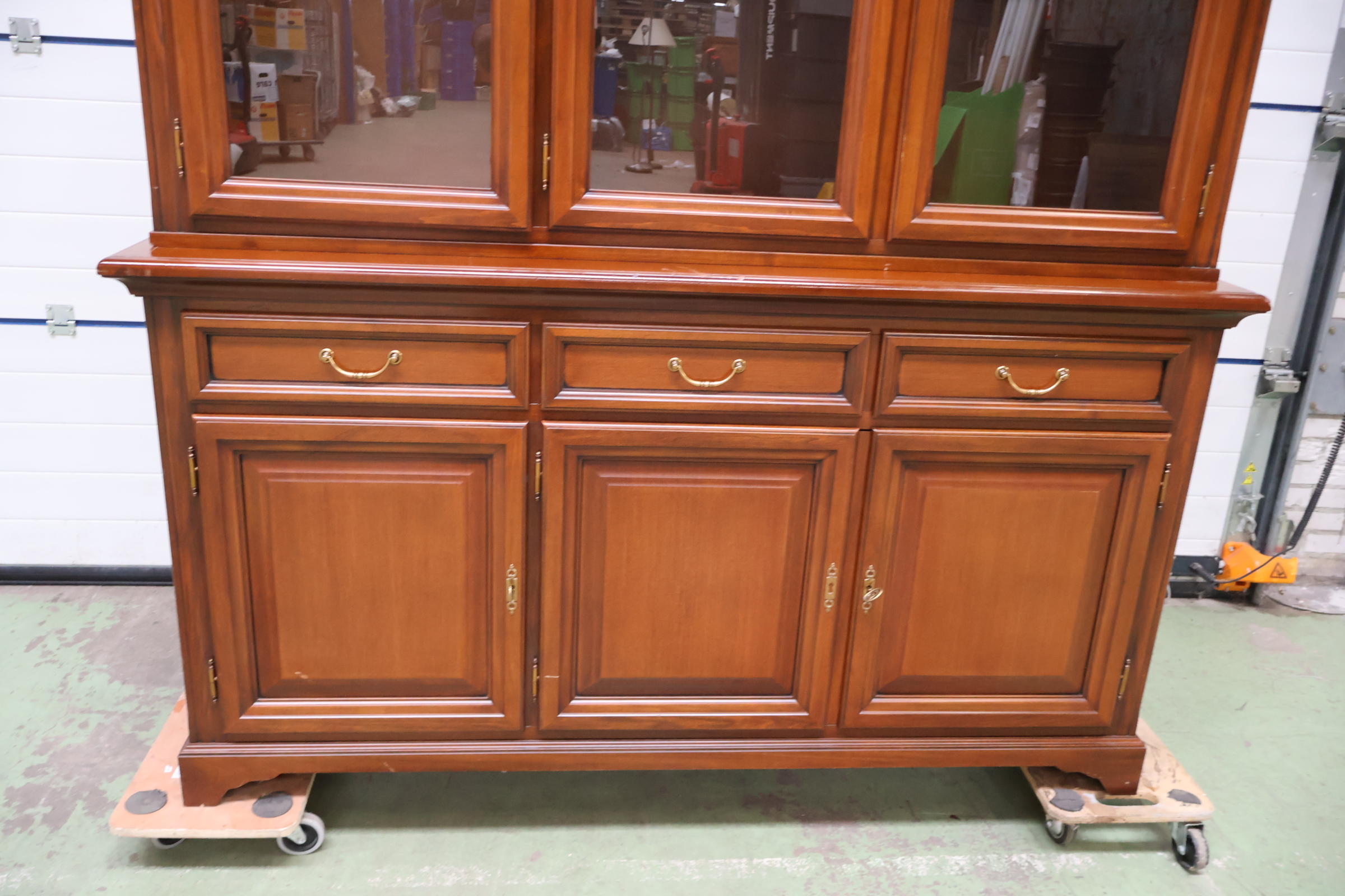 Grote Vitrinekast met Glazen Deuren' – foto 17 – kavel bij GSD Auctions, Zoeterwoude