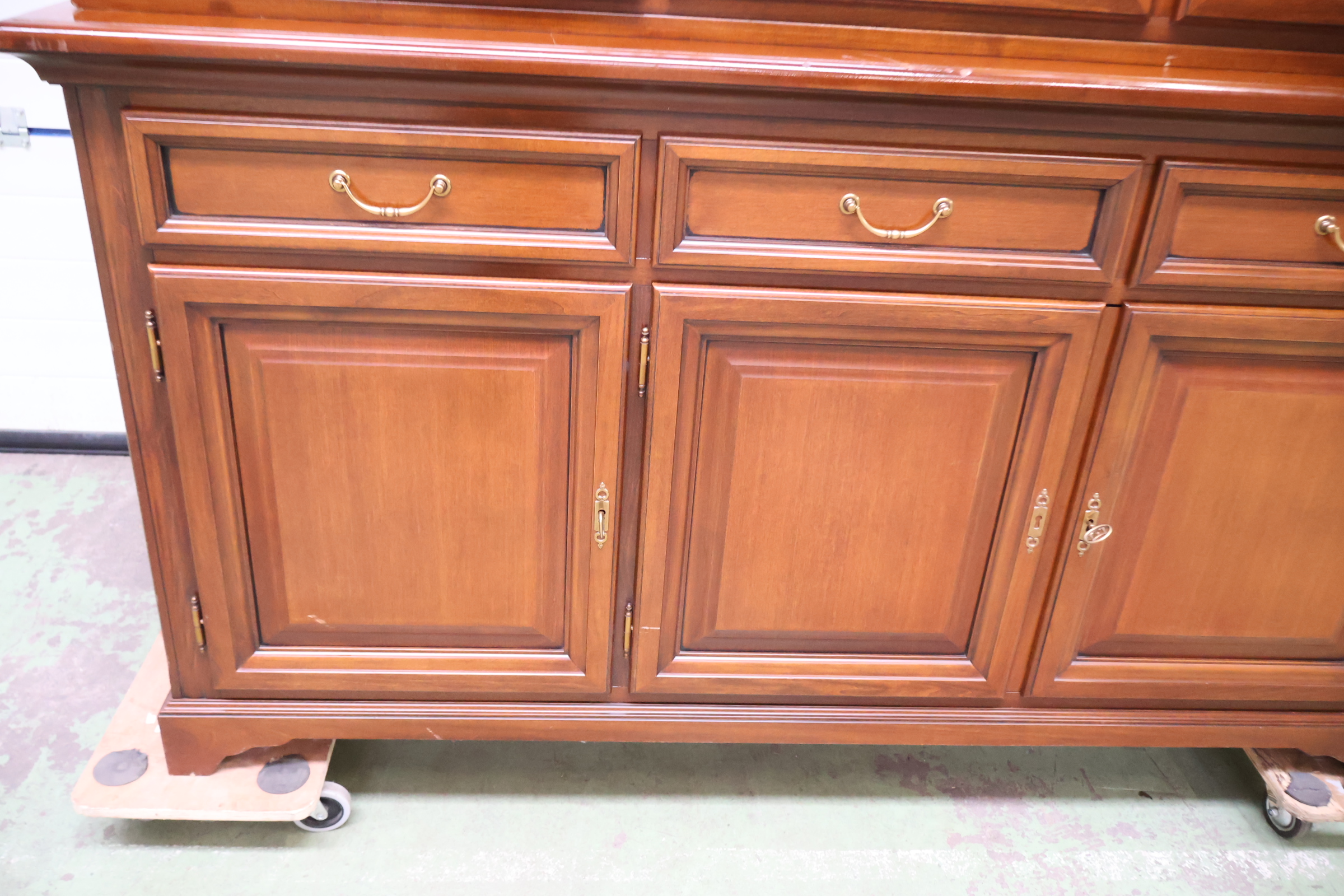 Grote Vitrinekast met Glazen Deuren' – foto 19 – kavel bij GSD Auctions, Zoeterwoude