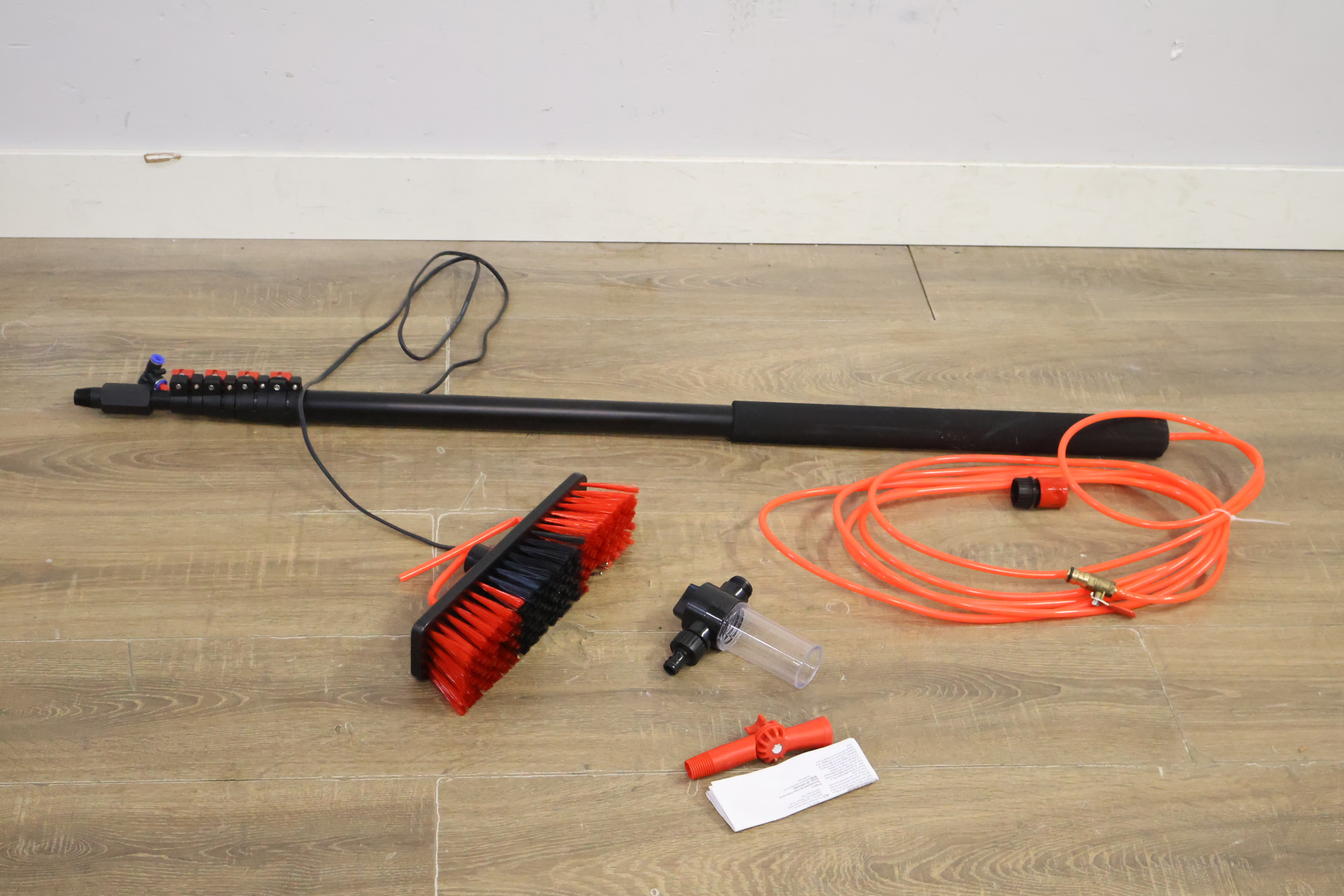 Telescopische wasborstel met slang en toebehoren – foto 4 – kavel bij GSD Auctions, Zoeterwoude