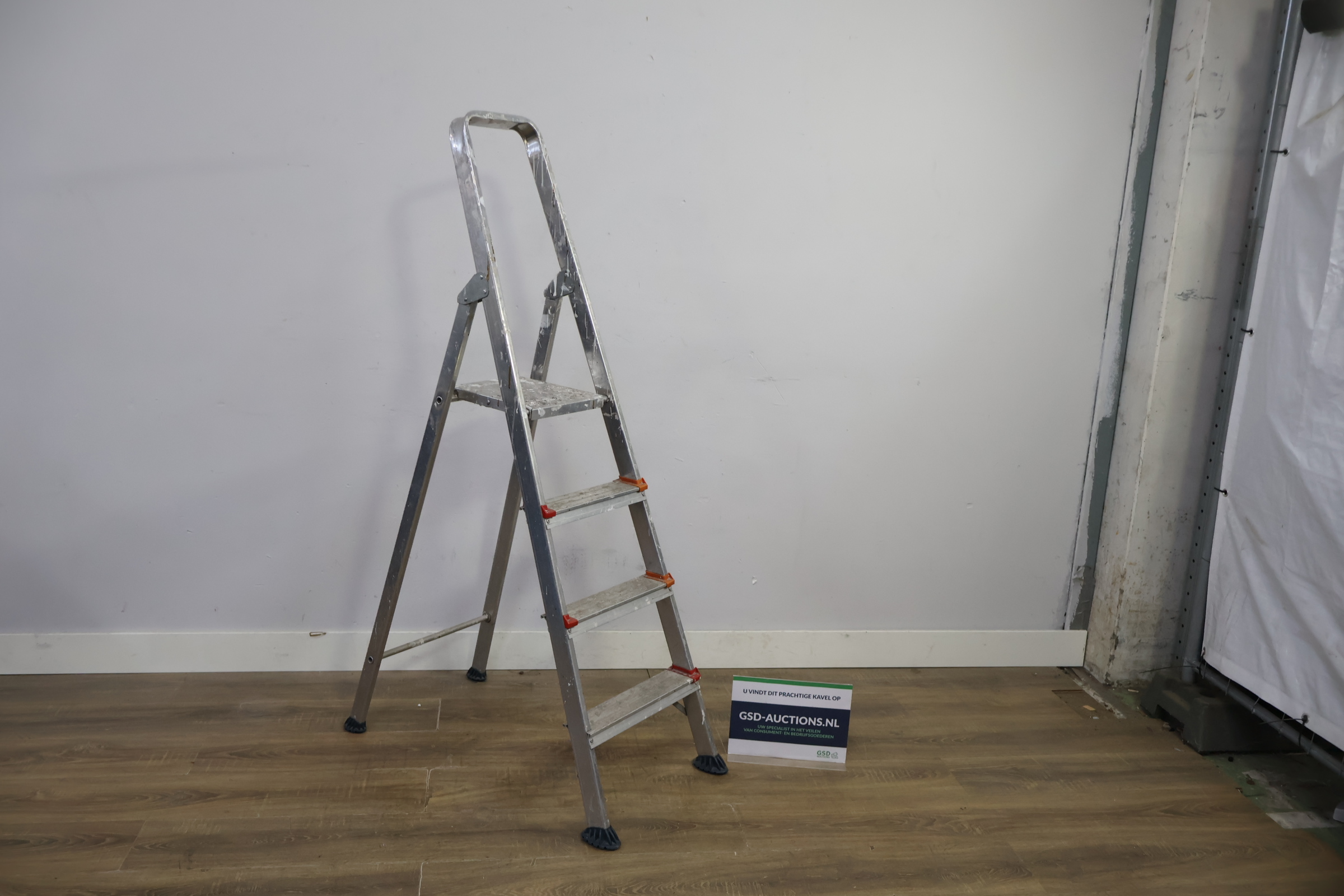 Aluminium huishoudtrap met 4 treden – foto 2 – kavel bij GSD Auctions, Zoeterwoude